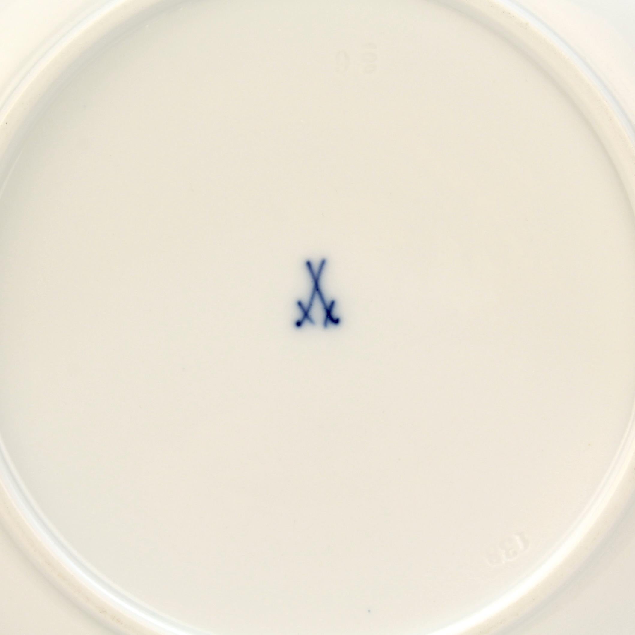 Ensemble de 12 assiettes de cabinet anciennes en porcelaine de Meissen réticulée avec chérubins en vente 9
