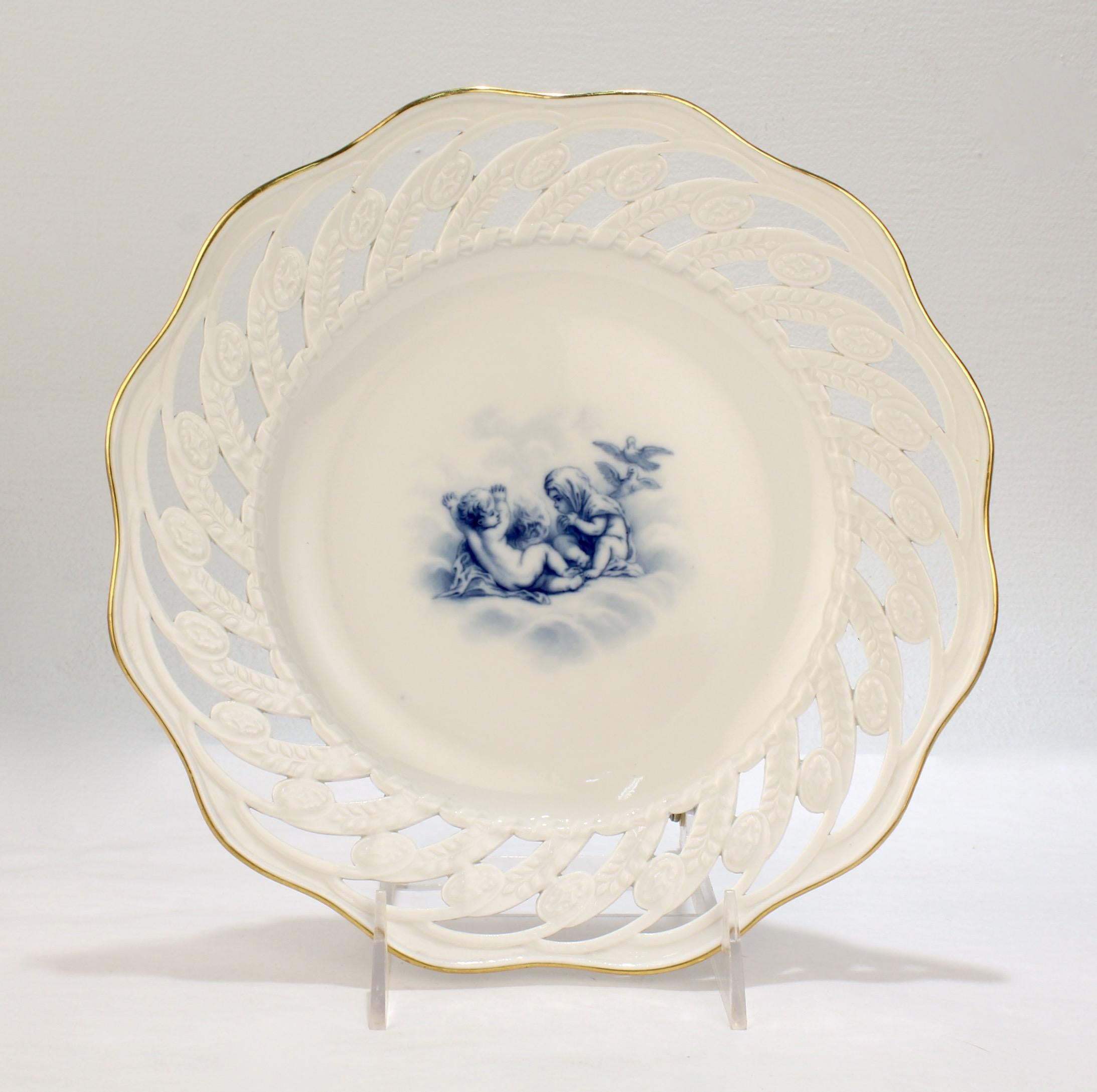 Allemand Ensemble de 12 assiettes de cabinet anciennes en porcelaine de Meissen réticulée avec chérubins en vente