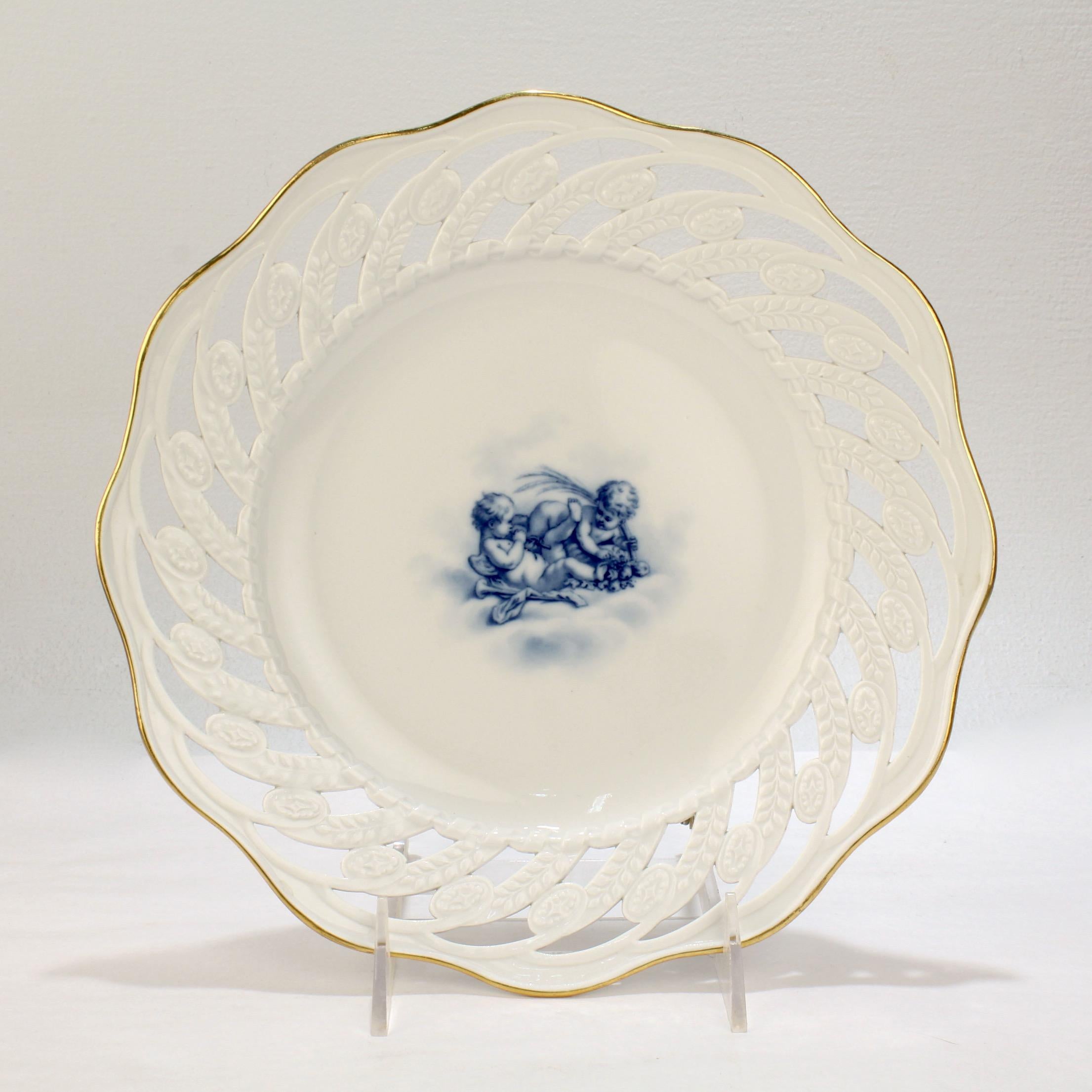 Porcelaine Ensemble de 12 assiettes de cabinet anciennes en porcelaine de Meissen réticulée avec chérubins en vente