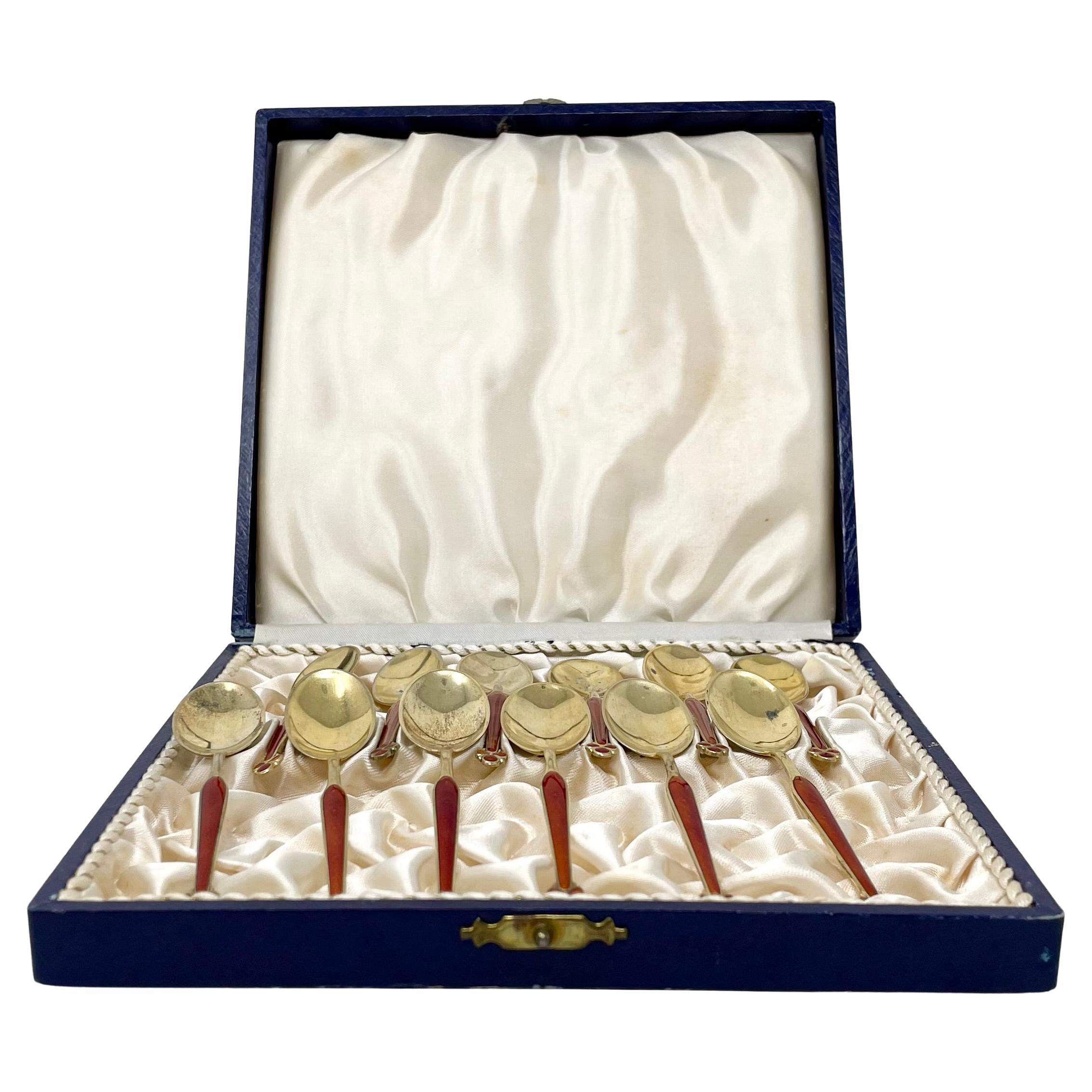 Ensemble de 12 cuillères demi-tasse anciennes en argent sterling et émail rouge, fabriquées en Norvège, vers 1910.
Les cuillères sont recouvertes d'une belle couche d'or et sont présentées dans leur boîte d'origine.
Boîte fermée :
1