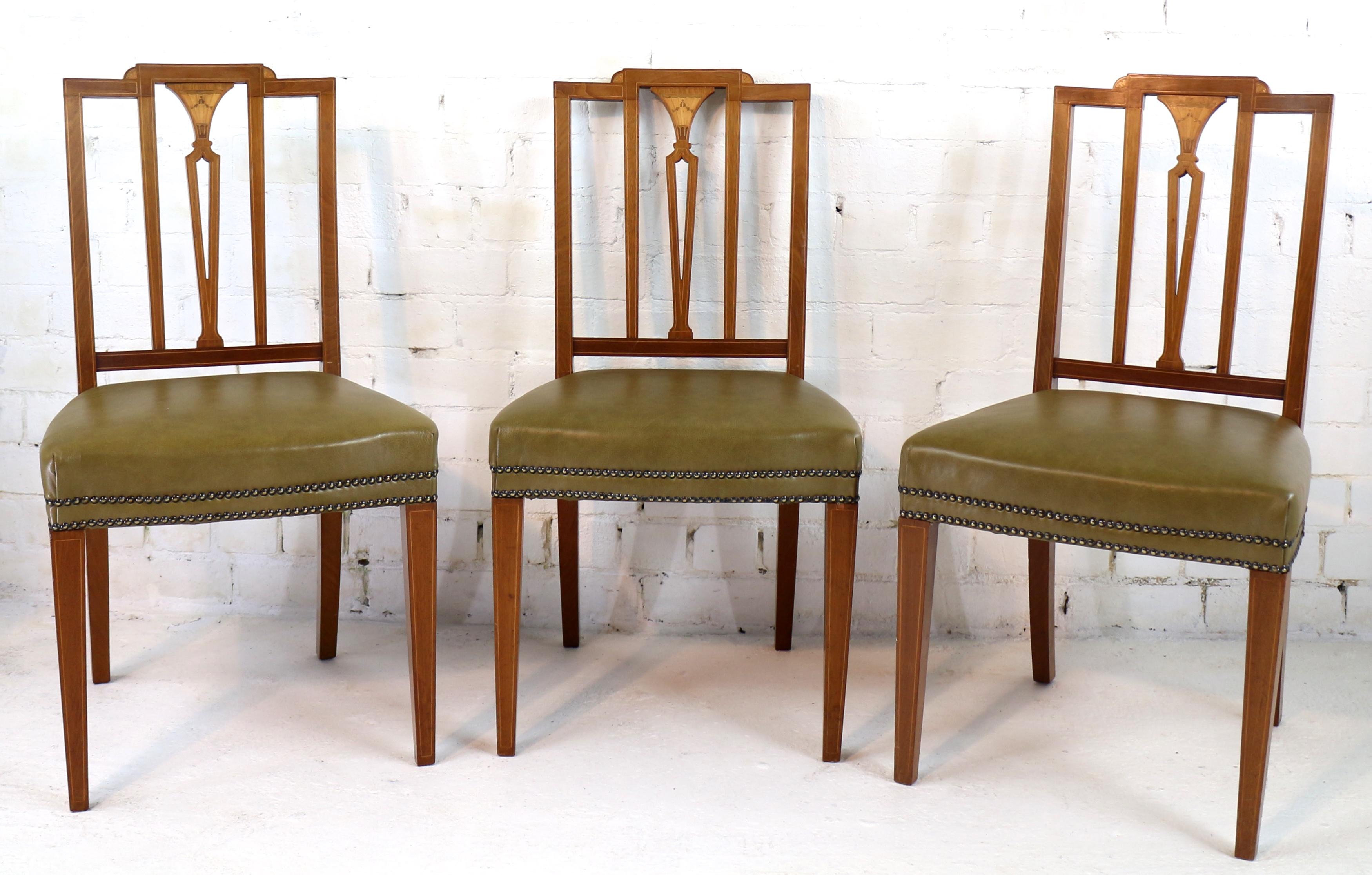 Set of 12 Antique Scottish Sheraton Revival Mahogany Inlaid Dining Chairs In Good Condition In Glasgow, GB