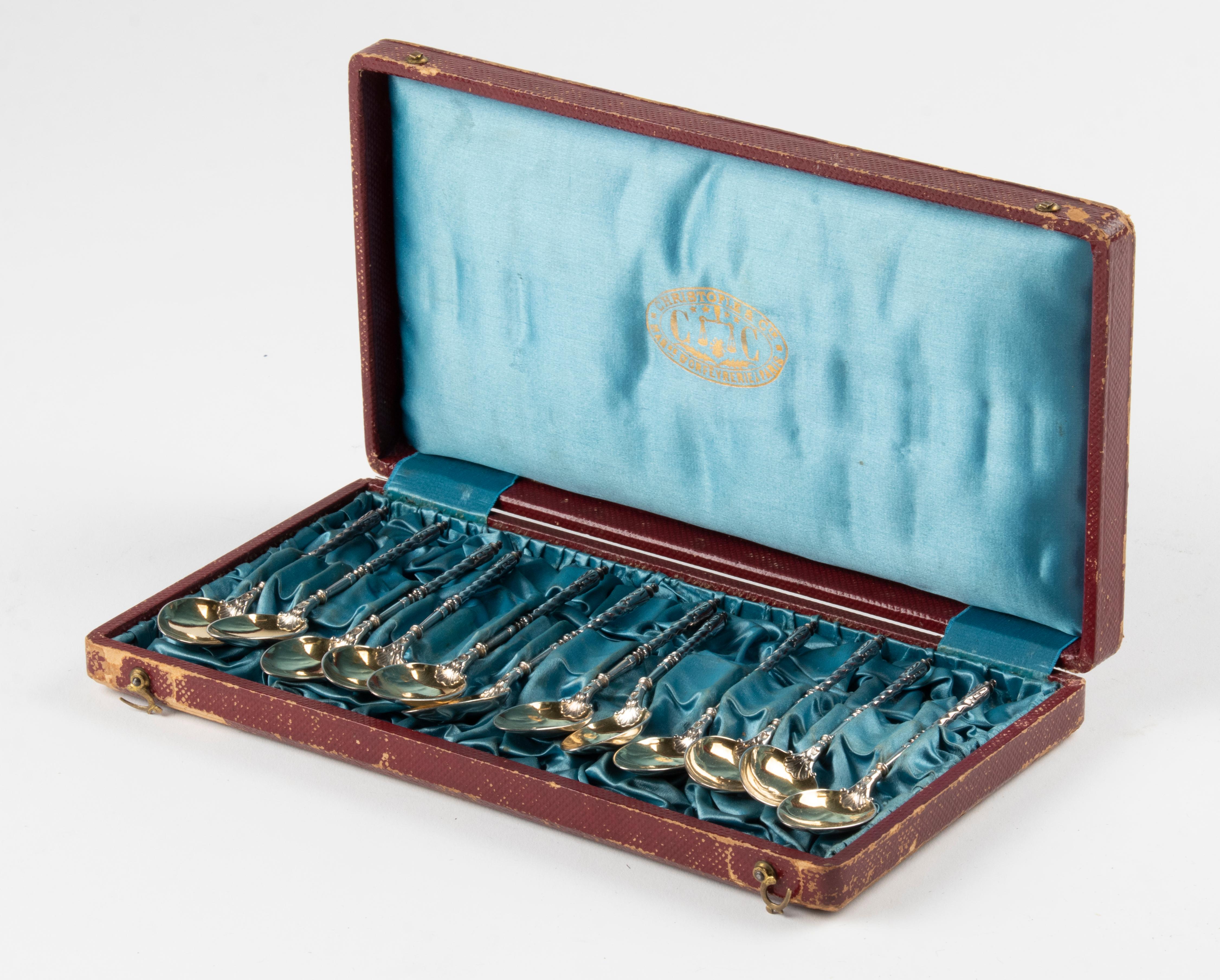 Lovely set of 12 antique silver plated teaspoons by the French maker Christofle. The spoons date from around 1900. They are beautifully refined, the scoop part is gilded.
The spoons come in an original Christofle case. This case has clear signs of