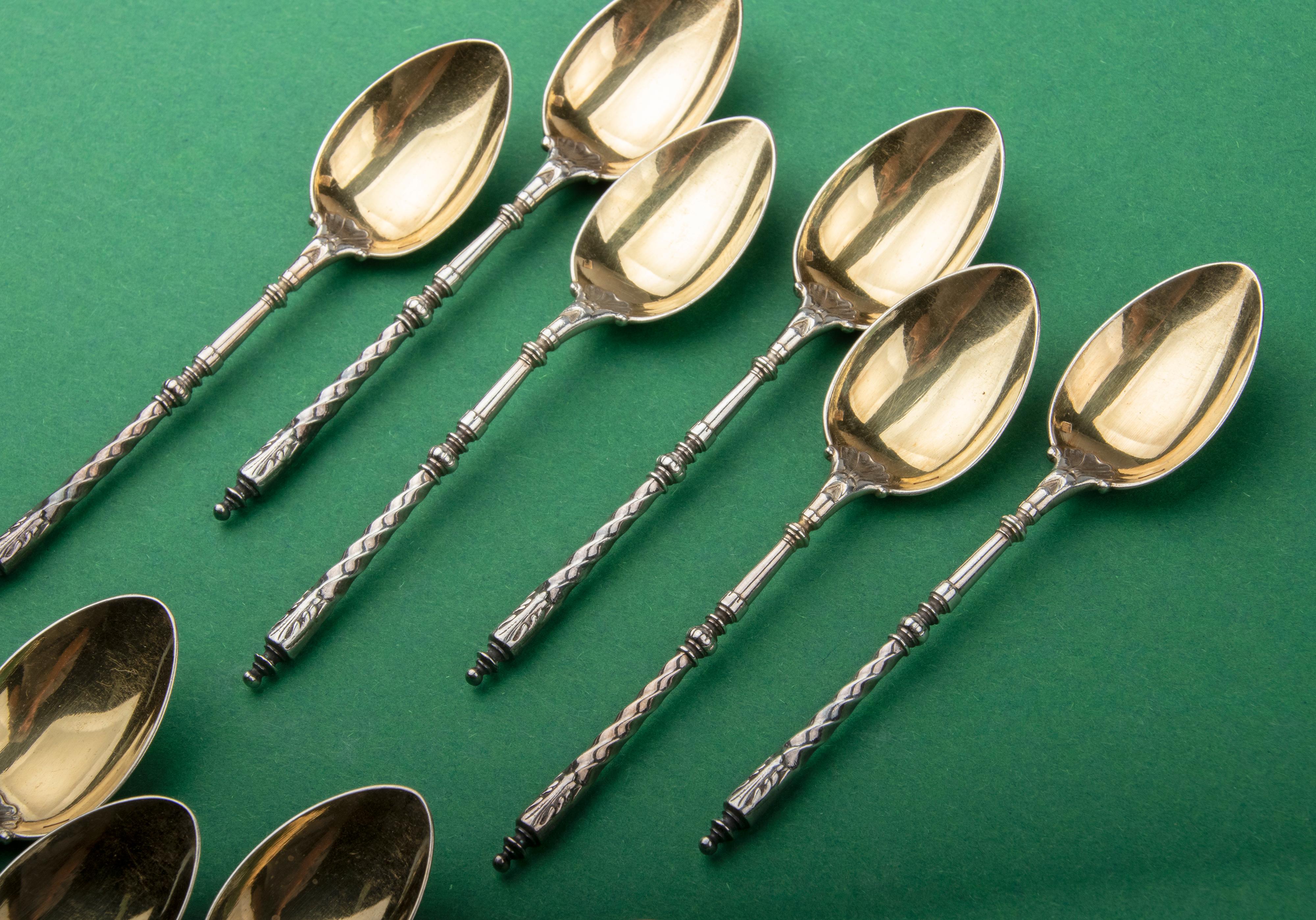 Fin du XIXe siècle Ensemble de 12 cuillères à thé anciennes en métal argenté et doré fabriquées par Christofle en vente