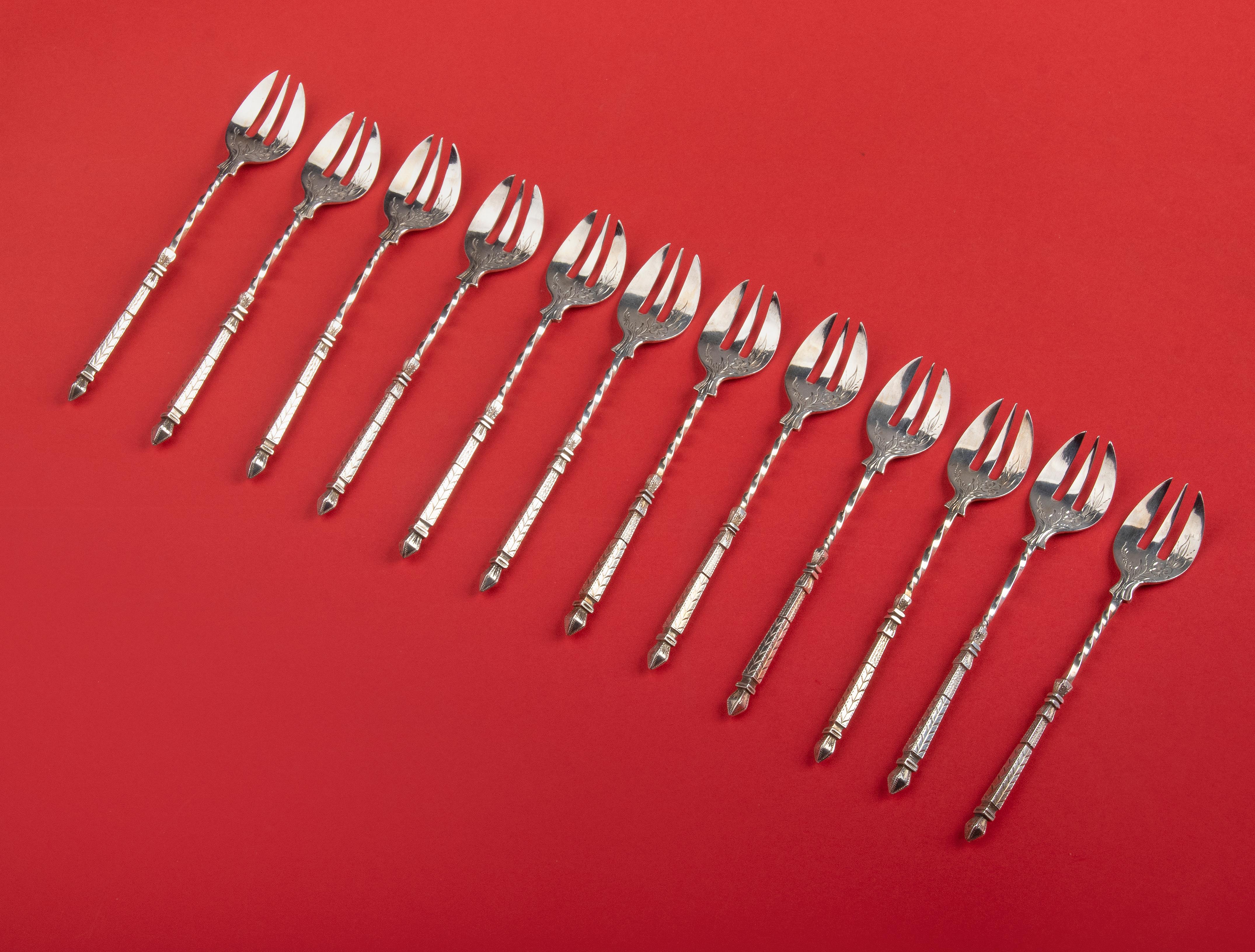 Nice set of 12 antique silver plated oyster forks. The forks have twisted handles and are decorated (etched) with floral motifs. The set comes in the original box. The forks are 14 cm long. In good condition.