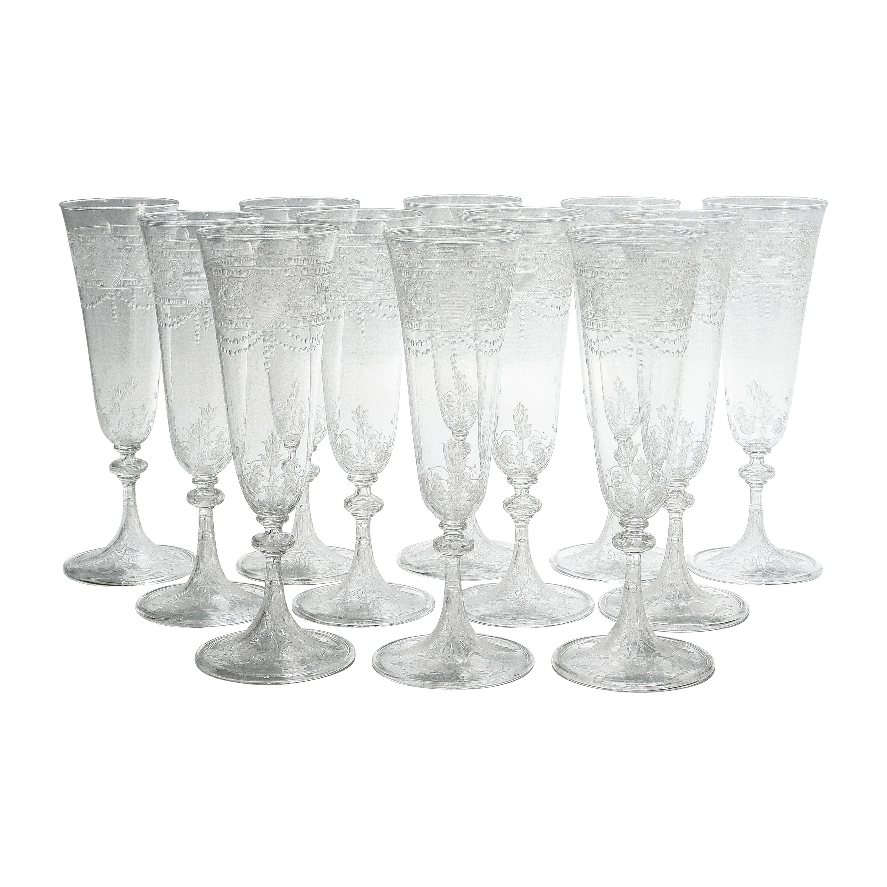 Set von 12 antiken Champagnerflöten aus geätztem und graviertem Glas mit Stourbridge-Muster im Angebot