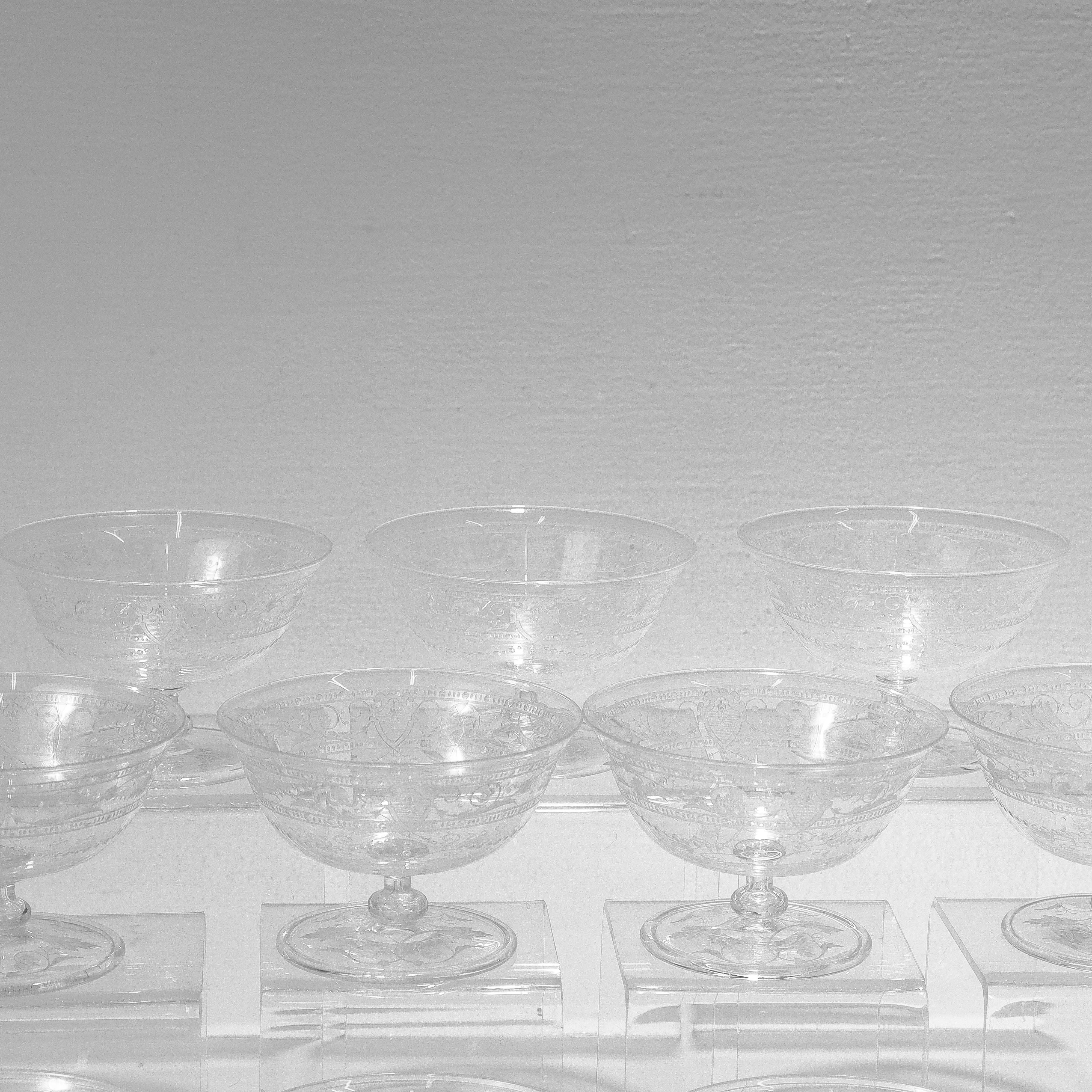Set von 12 antiken Sherbert-Schalen aus geätztem und graviertem Glas mit Stourbridge-Muster im Angebot 5