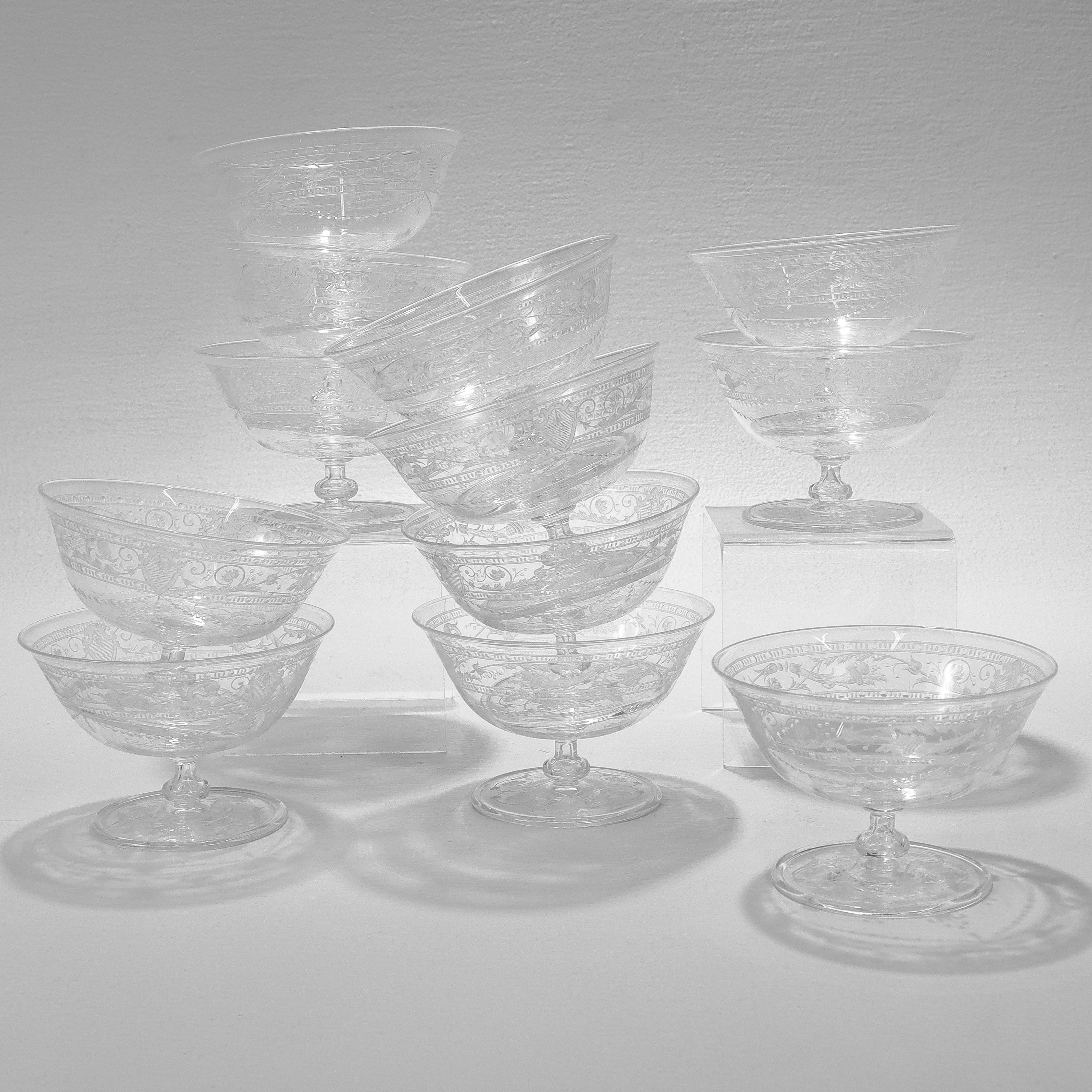 Set von 12 antiken Sherbert-Schalen aus geätztem und graviertem Glas mit Stourbridge-Muster (Viktorianisch) im Angebot