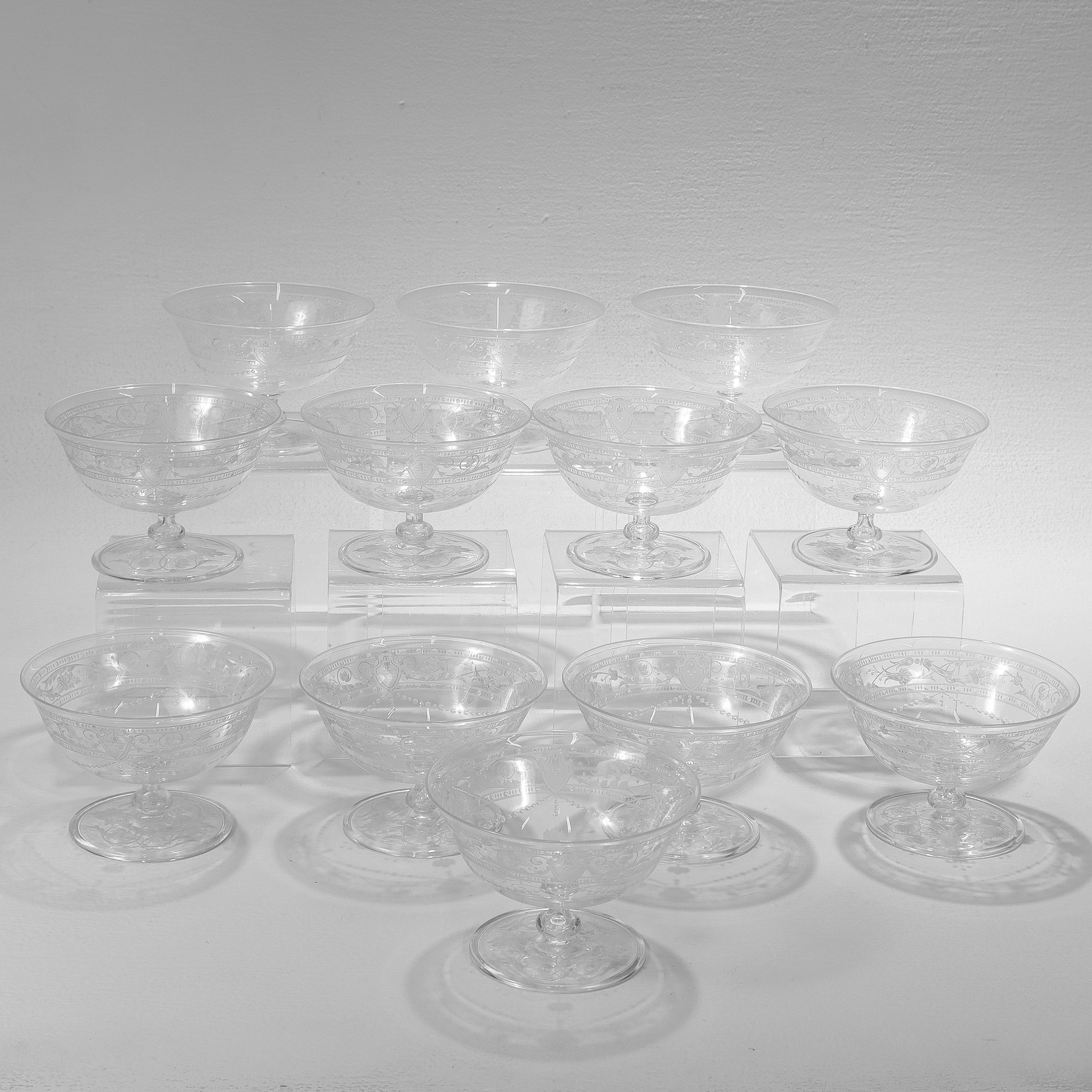 Set von 12 antiken Sherbert-Schalen aus geätztem und graviertem Glas mit Stourbridge-Muster im Zustand „Gut“ im Angebot in Philadelphia, PA