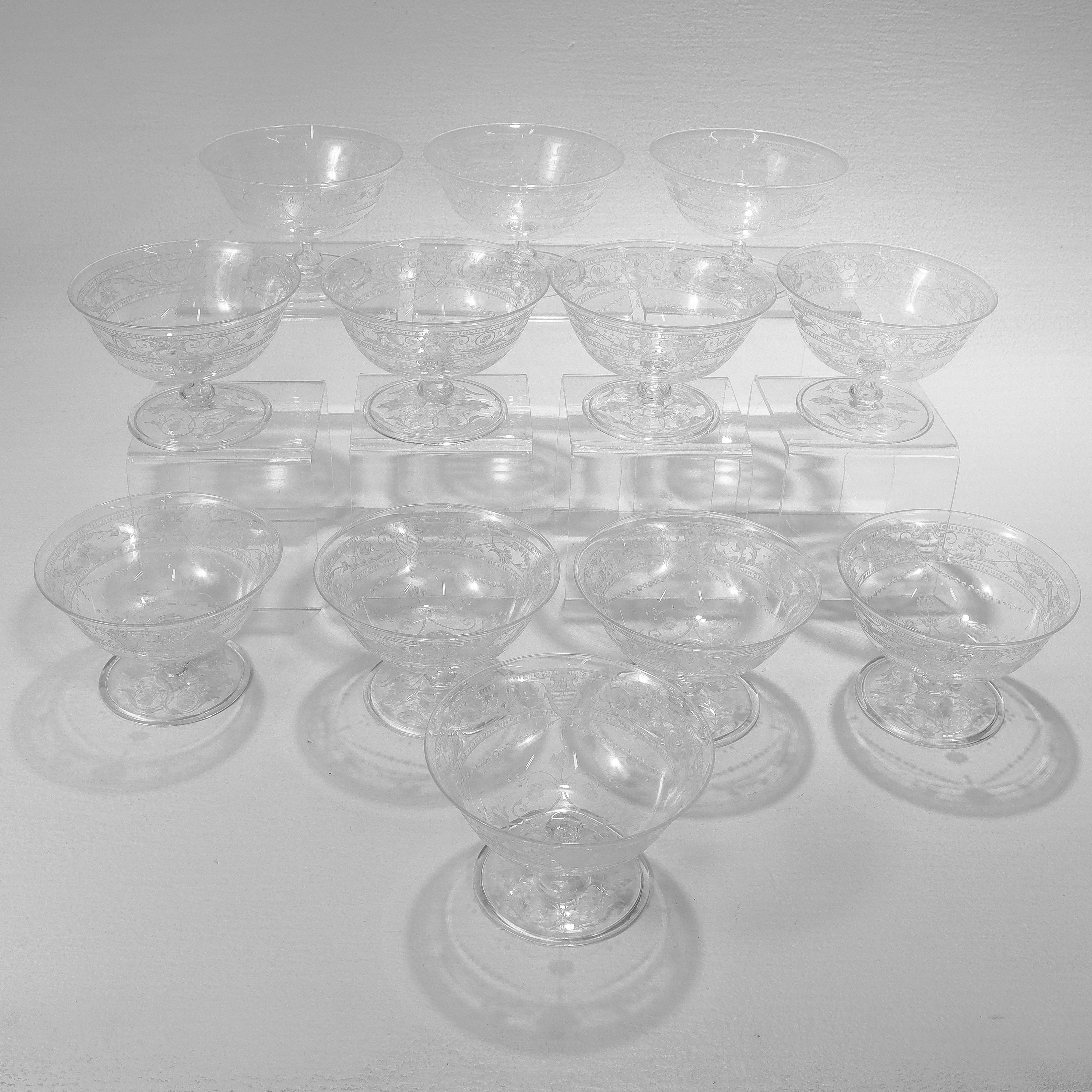 Set von 12 antiken Sherbert-Schalen aus geätztem und graviertem Glas mit Stourbridge-Muster (19. Jahrhundert) im Angebot