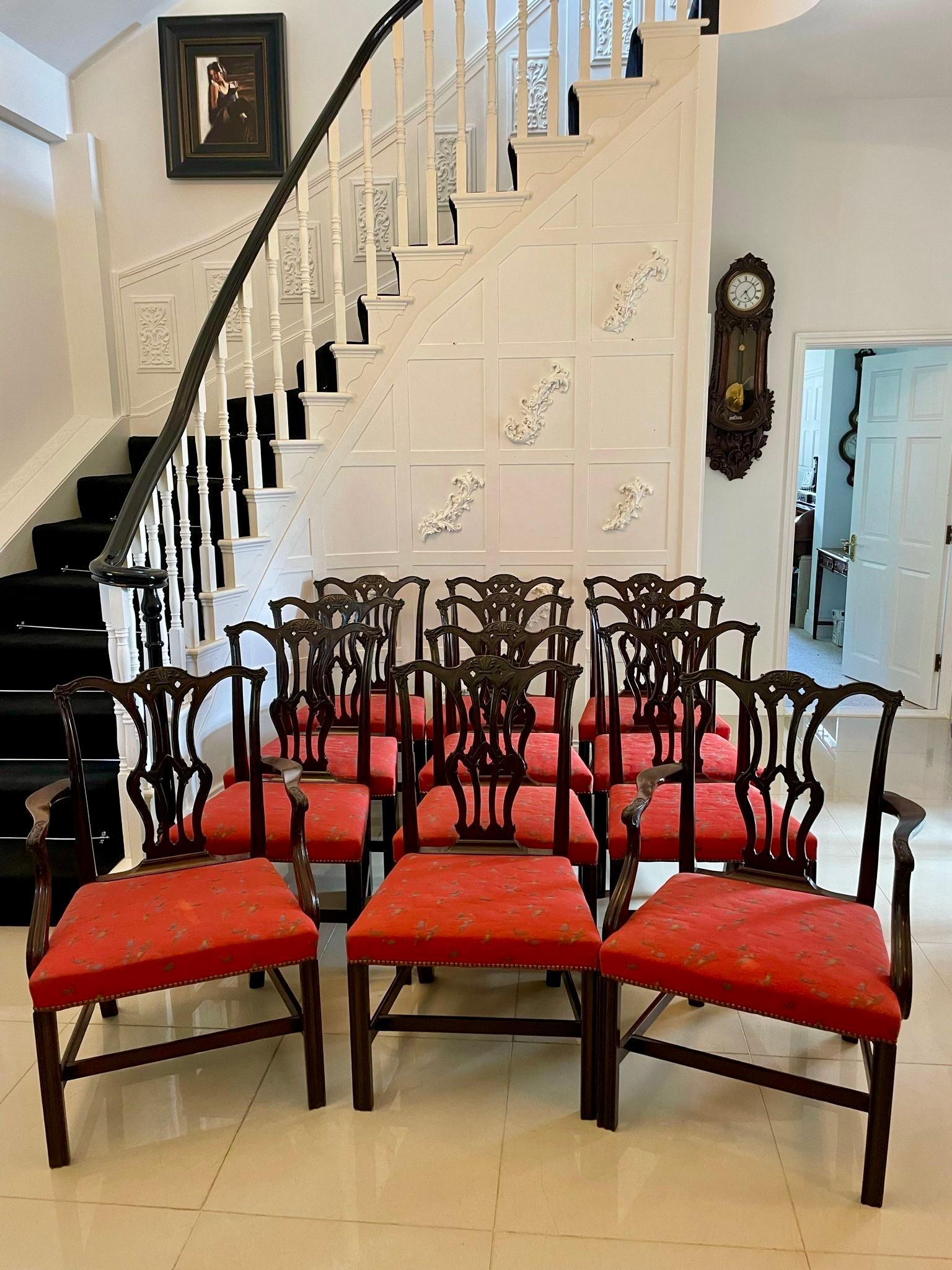 Set aus 12 antiken, geschnitzten Mahagoni-Esszimmerstühlen in viktorianischer Qualität, bestehend aus zwei Ellbogenstühlen und zehn Beistellstühlen. Die Ellbogenstühle haben geformte, offene, geschnitzte Armlehnen, die von geriffelten Stützen