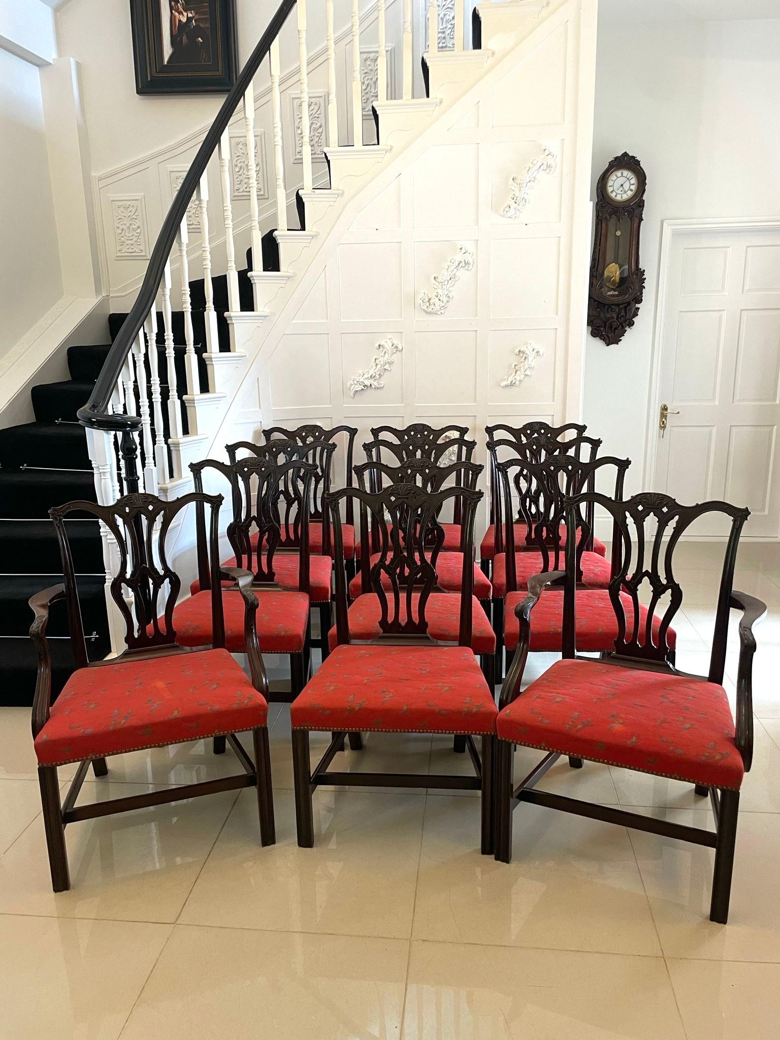 Victorien Ensemble de 12 chaises de salle à manger victoriennes anciennes en acajou sculpté  en vente
