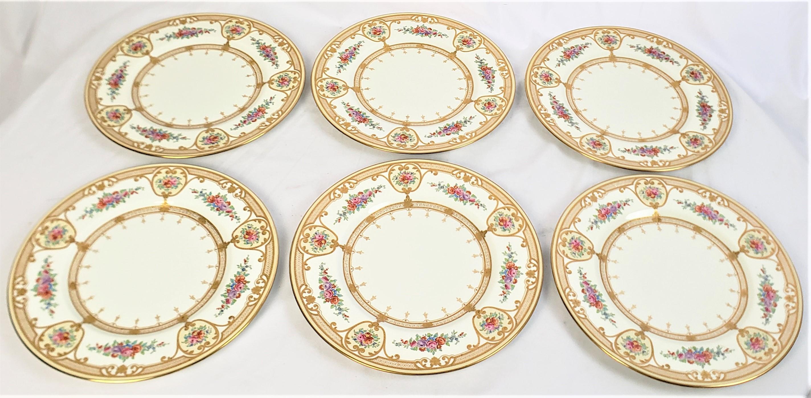 Peint à la main Lot de 12 assiettes plates anciennes Wedgewood avec décorations florales et dorées en vente