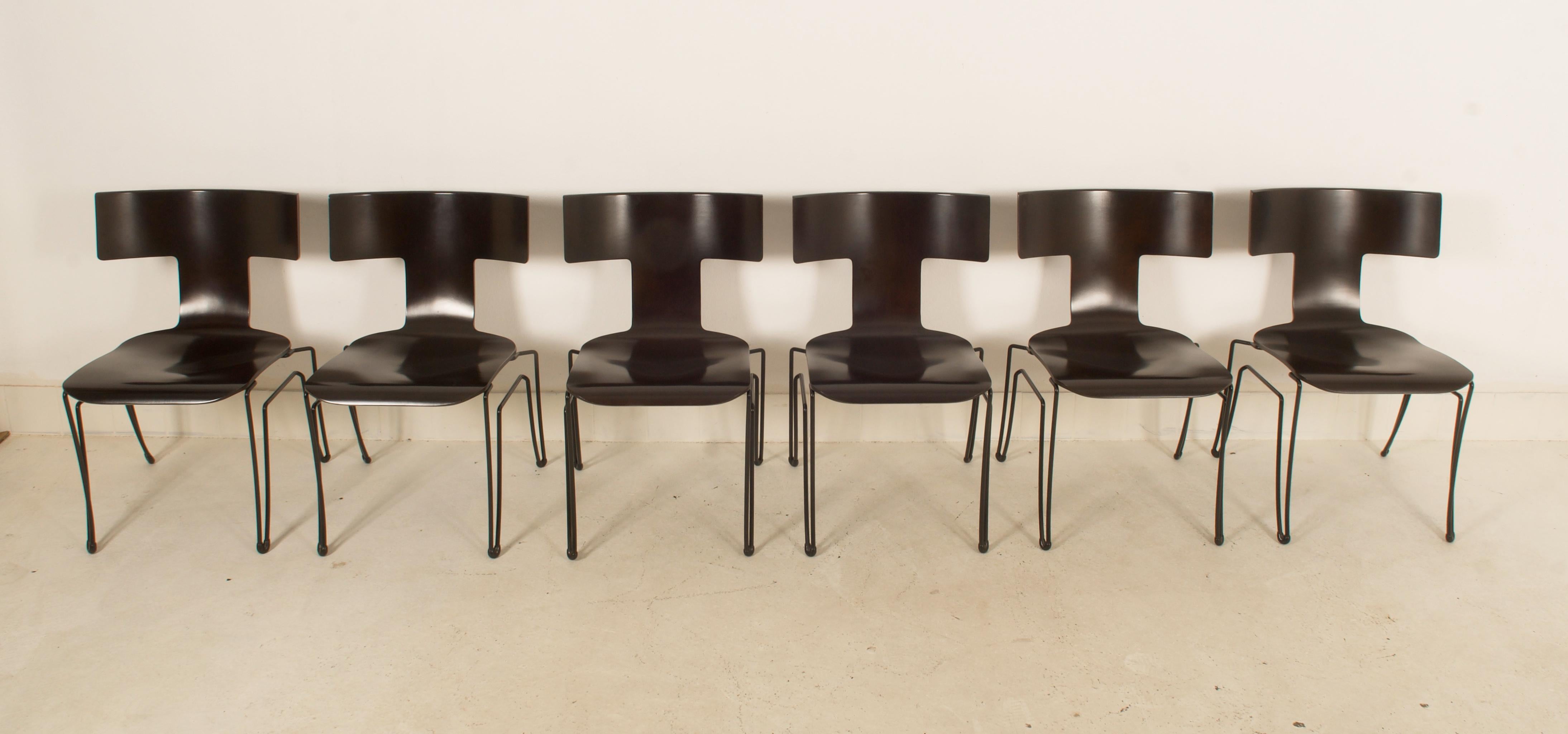 Cet ensemble de 12 chaises a été produit par Donghia dans les années 1980. Le modèle Anziano a été conçu par John Hutton. Les structures sont en fil d'acier revêtu de noir, les sièges sont en placage de hêtre moulé. Les chaises sont empilables. Très