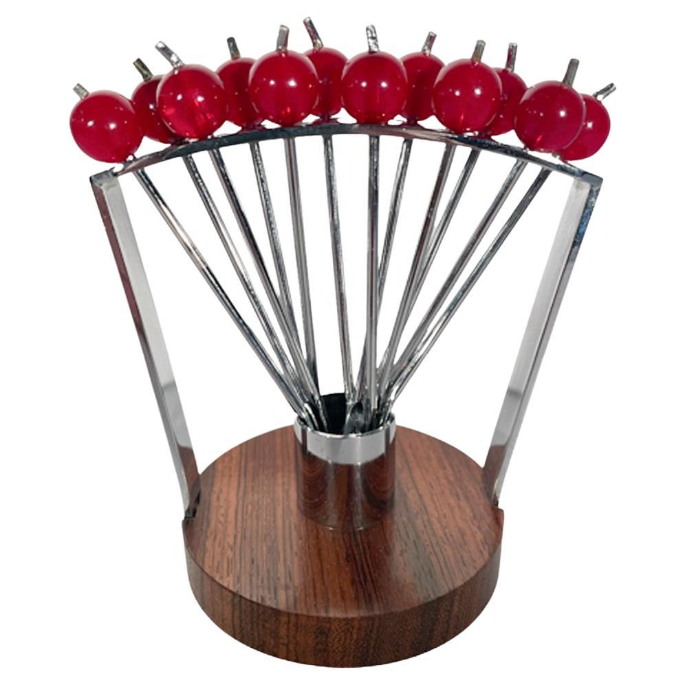 Set von 12 Art-Déco-Cocktail Picks in einem gewölbten Chromständer mit Holzsockel