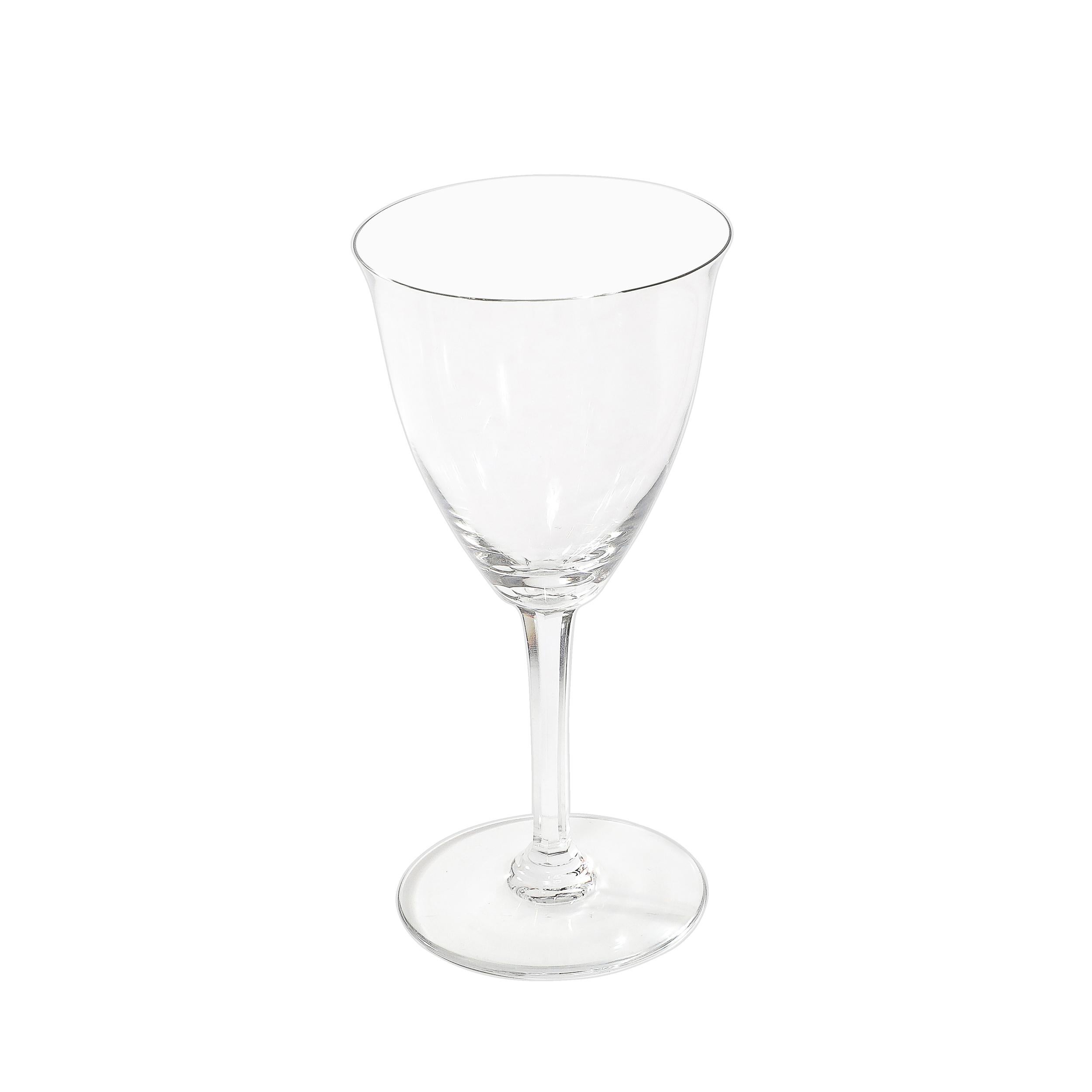 Este excepcional juego de 12 tallos de agua Art Decó con motivo Coppelia, diseñado por el legendario Baccarat en Francia hacia 1935, encarna la elegancia por excelencia de la época Art Decó con un toque minimalista y moderno. Los vasos presentan una