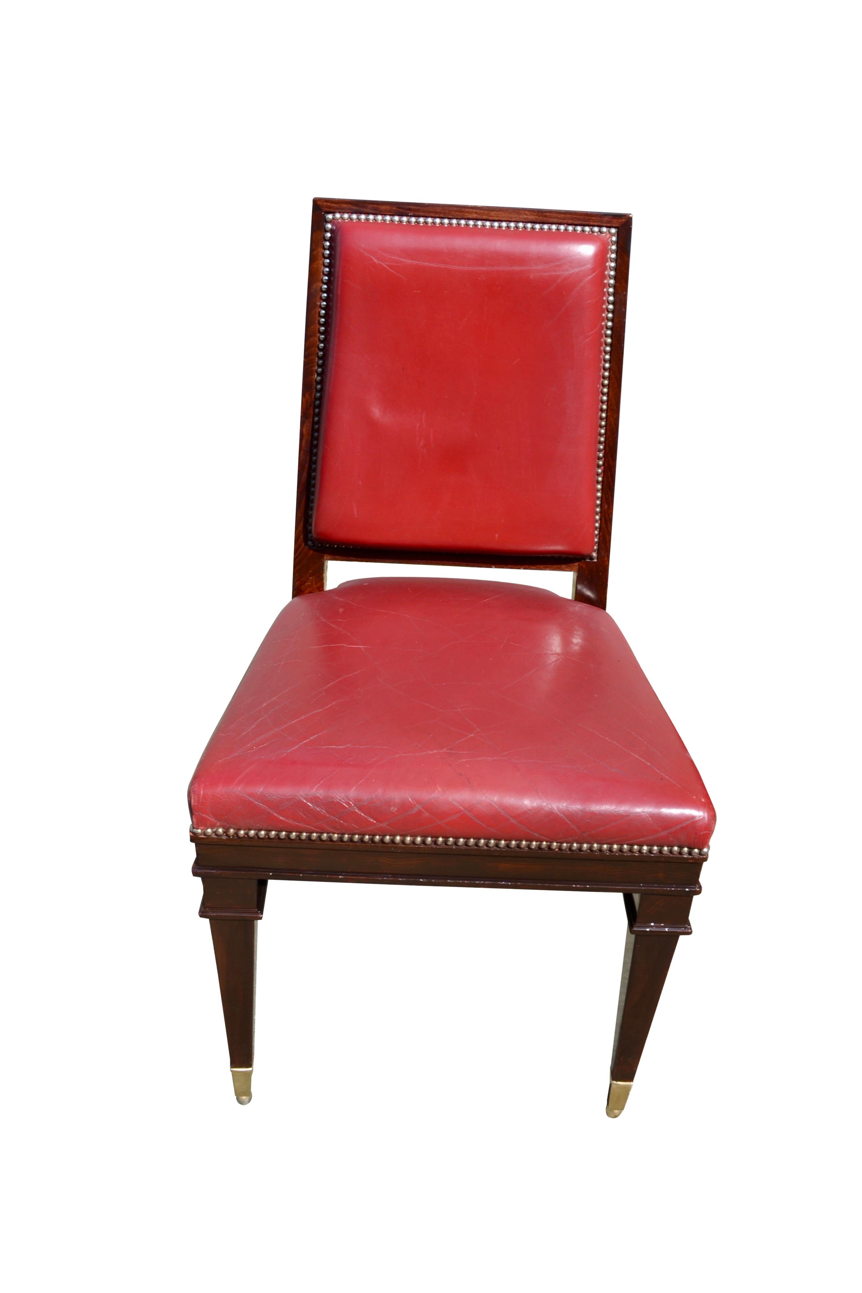 Art déco Ensemble de 12 chaises Art Déco encadrées en acajou et en cuir rouge en vente