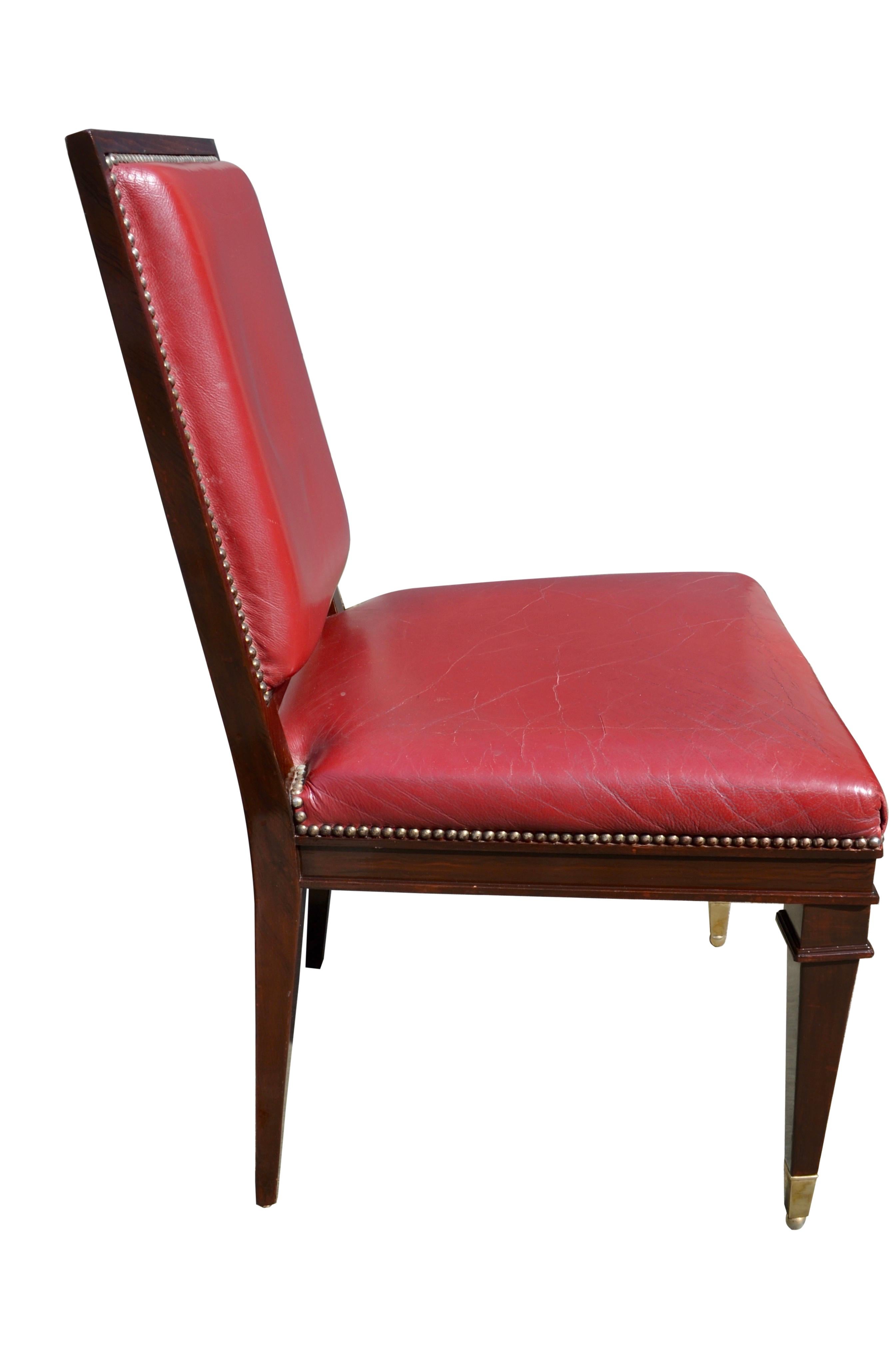 Français Ensemble de 12 chaises Art Déco encadrées en acajou et en cuir rouge en vente