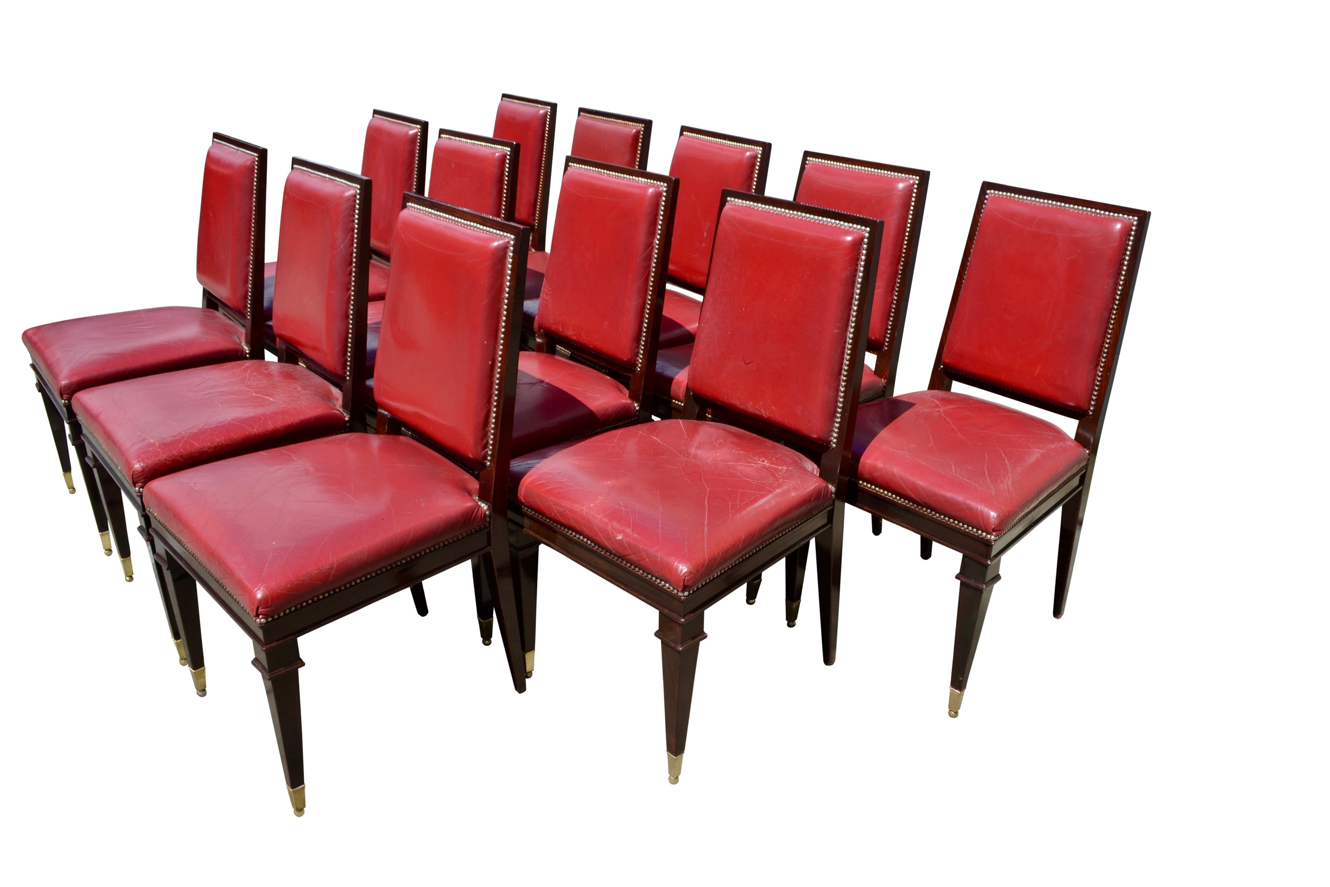 20ième siècle Ensemble de 12 chaises Art Déco encadrées en acajou et en cuir rouge en vente