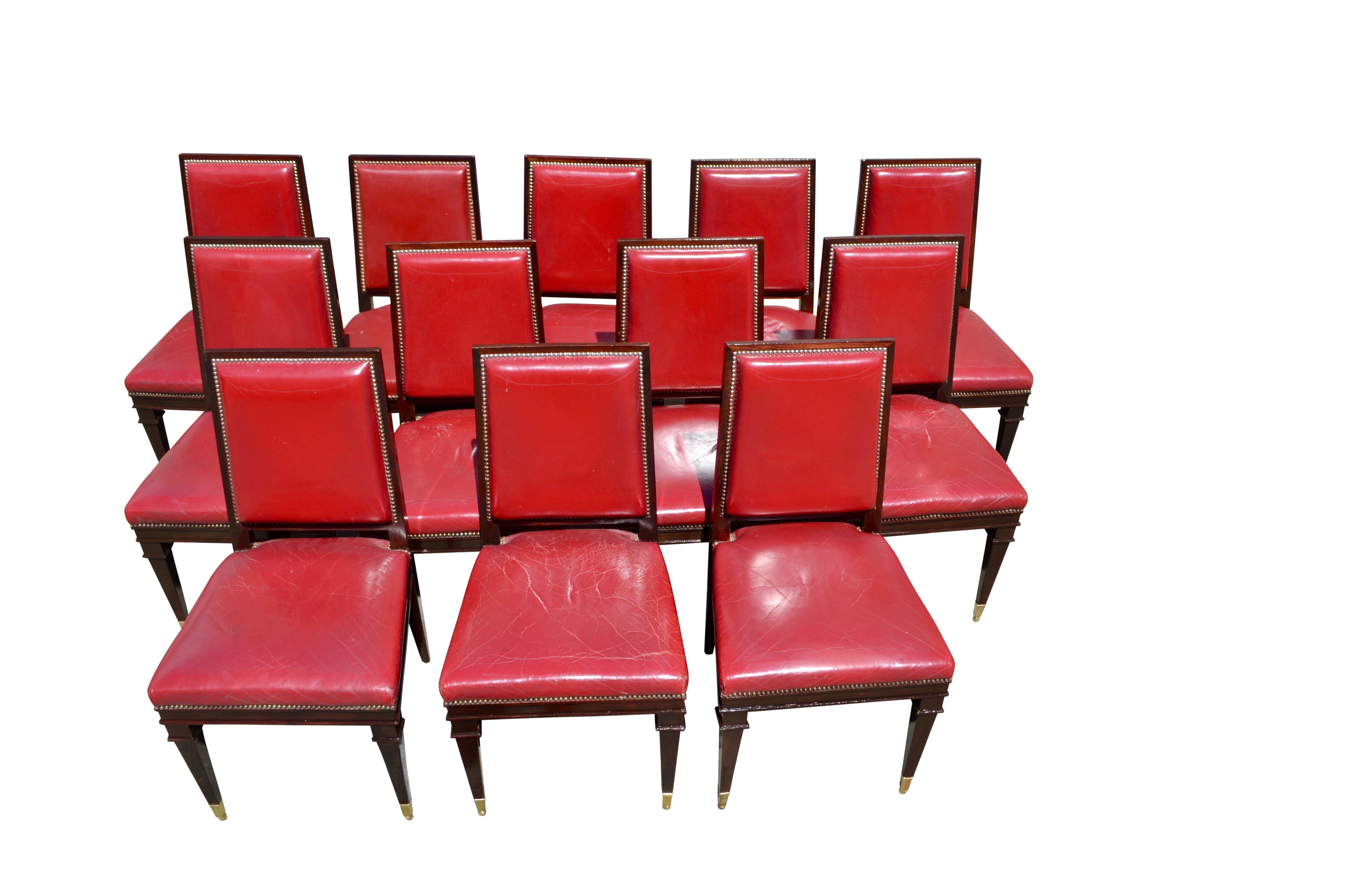 Cuir Ensemble de 12 chaises Art Déco encadrées en acajou et en cuir rouge en vente
