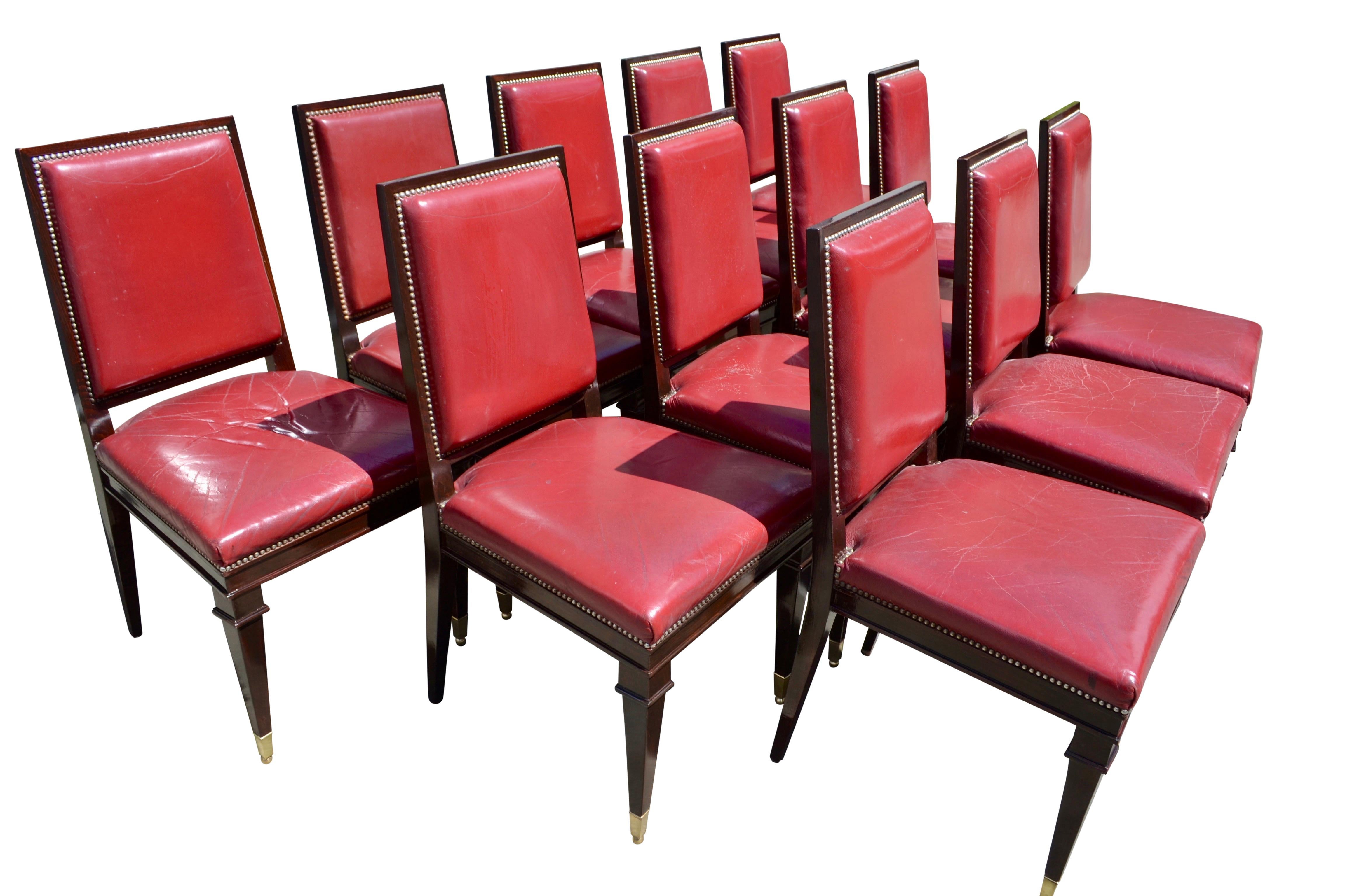 Ensemble de 12 chaises Art Déco encadrées en acajou et en cuir rouge en vente 1
