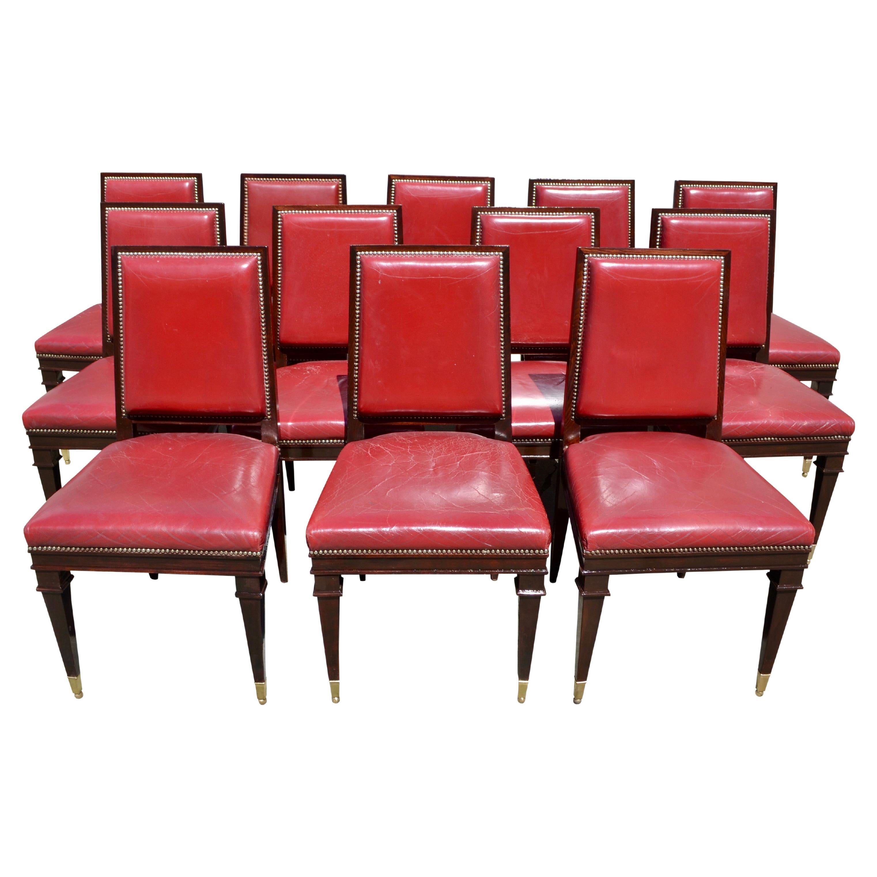 Ensemble de 12 chaises Art Déco encadrées en acajou et en cuir rouge en vente