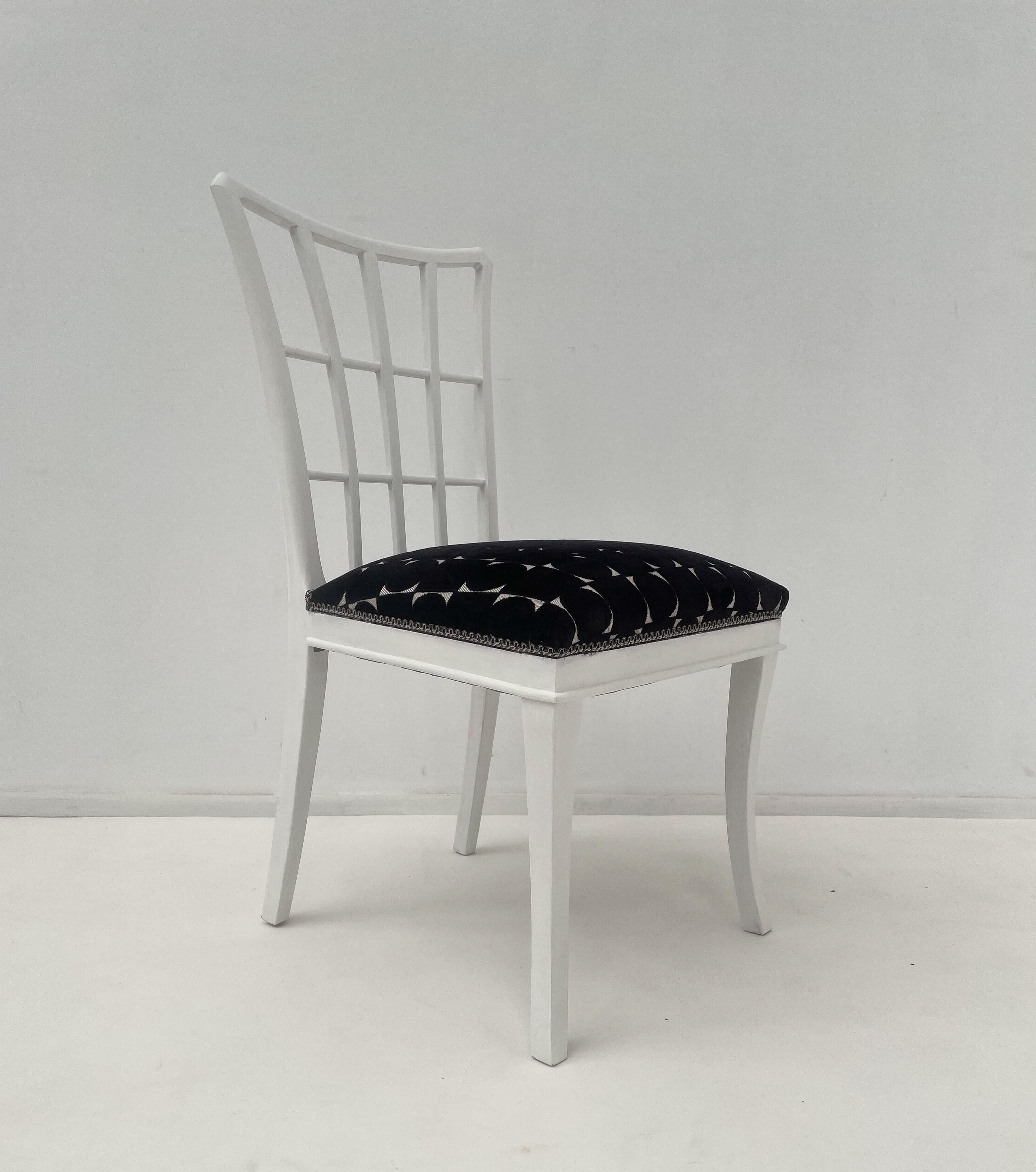 Ensemble de 12 chaises de style Art Déco, en bois blanc et tissu.