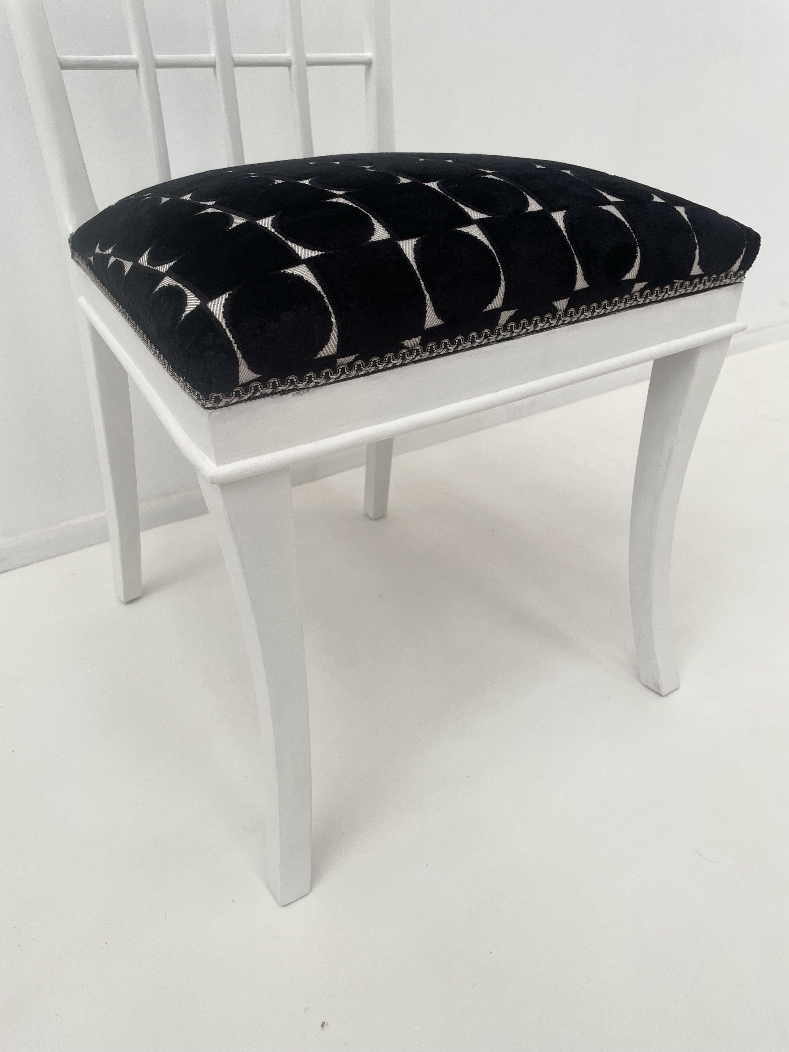 Satz von 12 Stühlen im Art-Déco-Stil, weißes Holz und Stoff im Zustand „Gut“ im Angebot in Brussels, BE