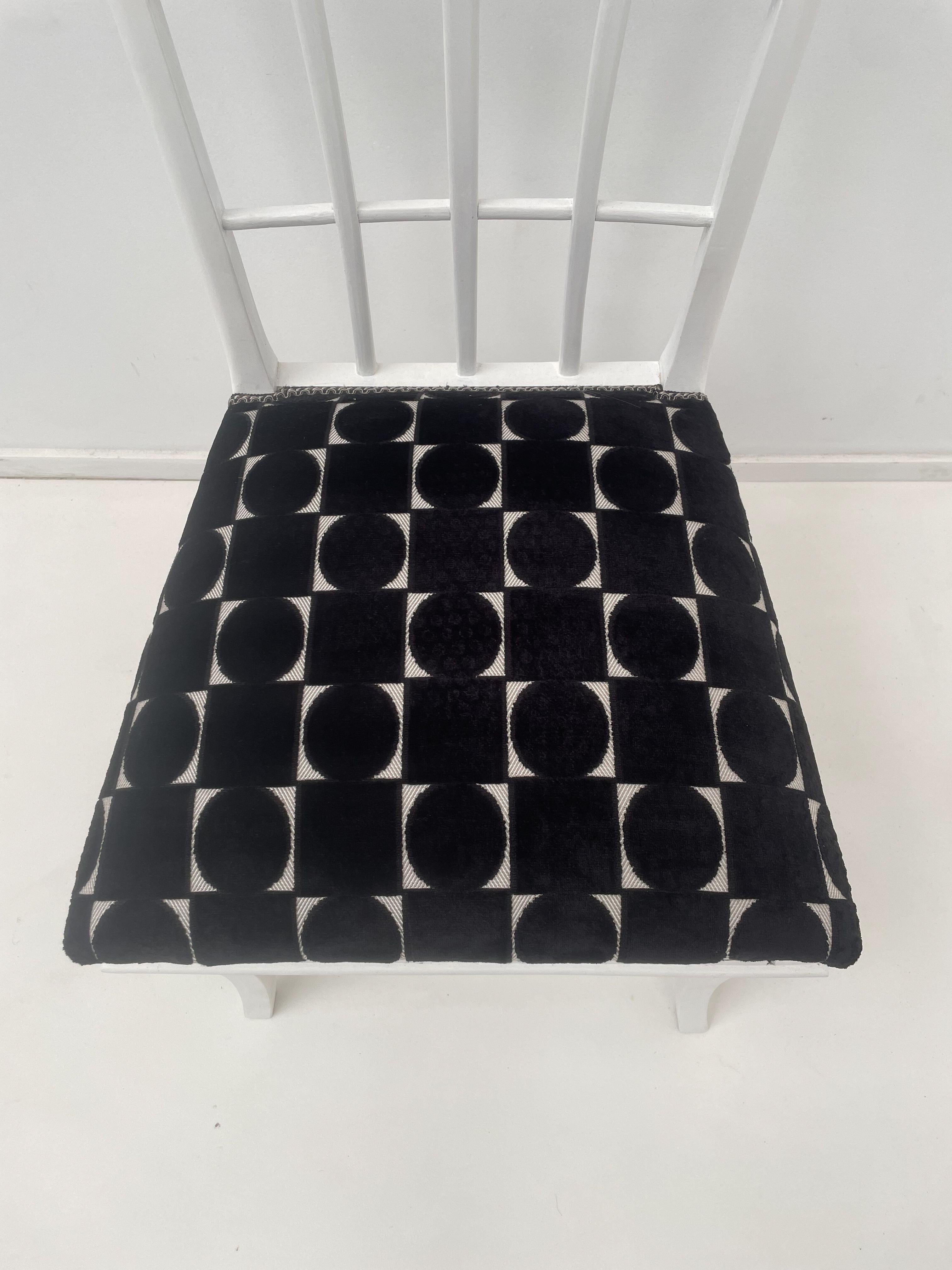 Satz von 12 Stühlen im Art-Déco-Stil, weißes Holz und Stoff im Angebot 1