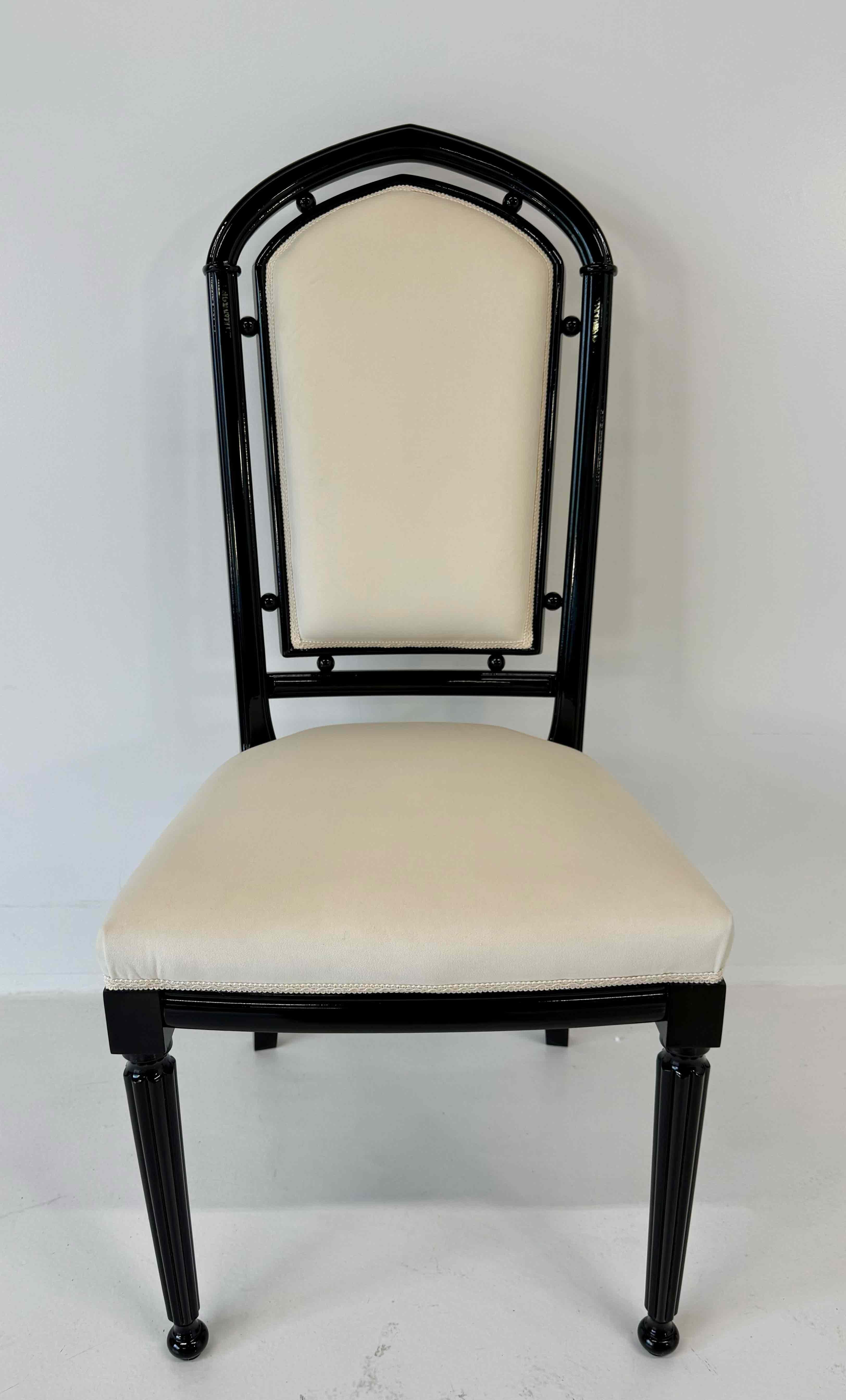 Art déco Ensemble de 12 chaises de style Art Déco en velours ivoire et bleu et laqué noir en vente