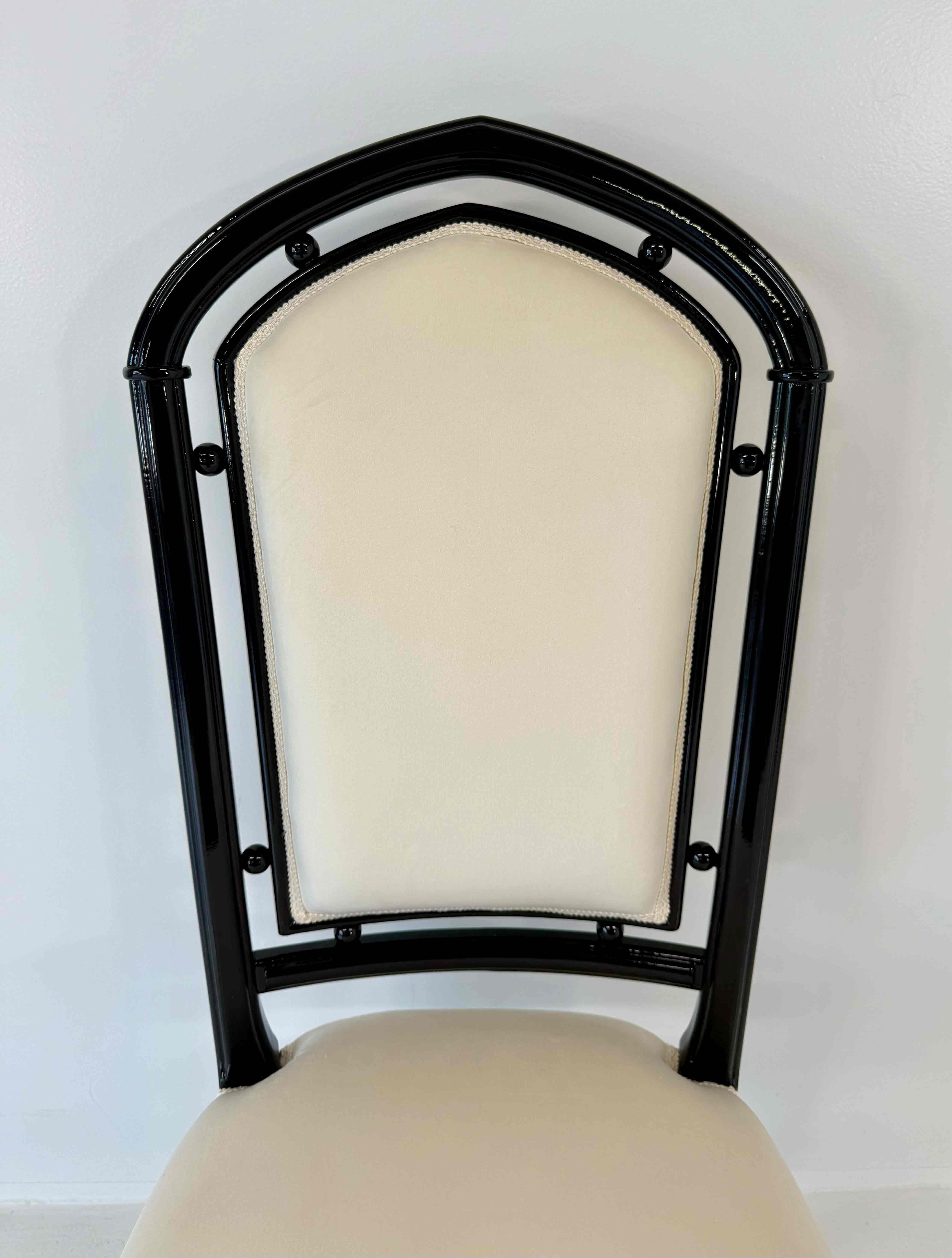 italien Ensemble de 12 chaises de style Art Déco en velours ivoire et bleu et laqué noir en vente