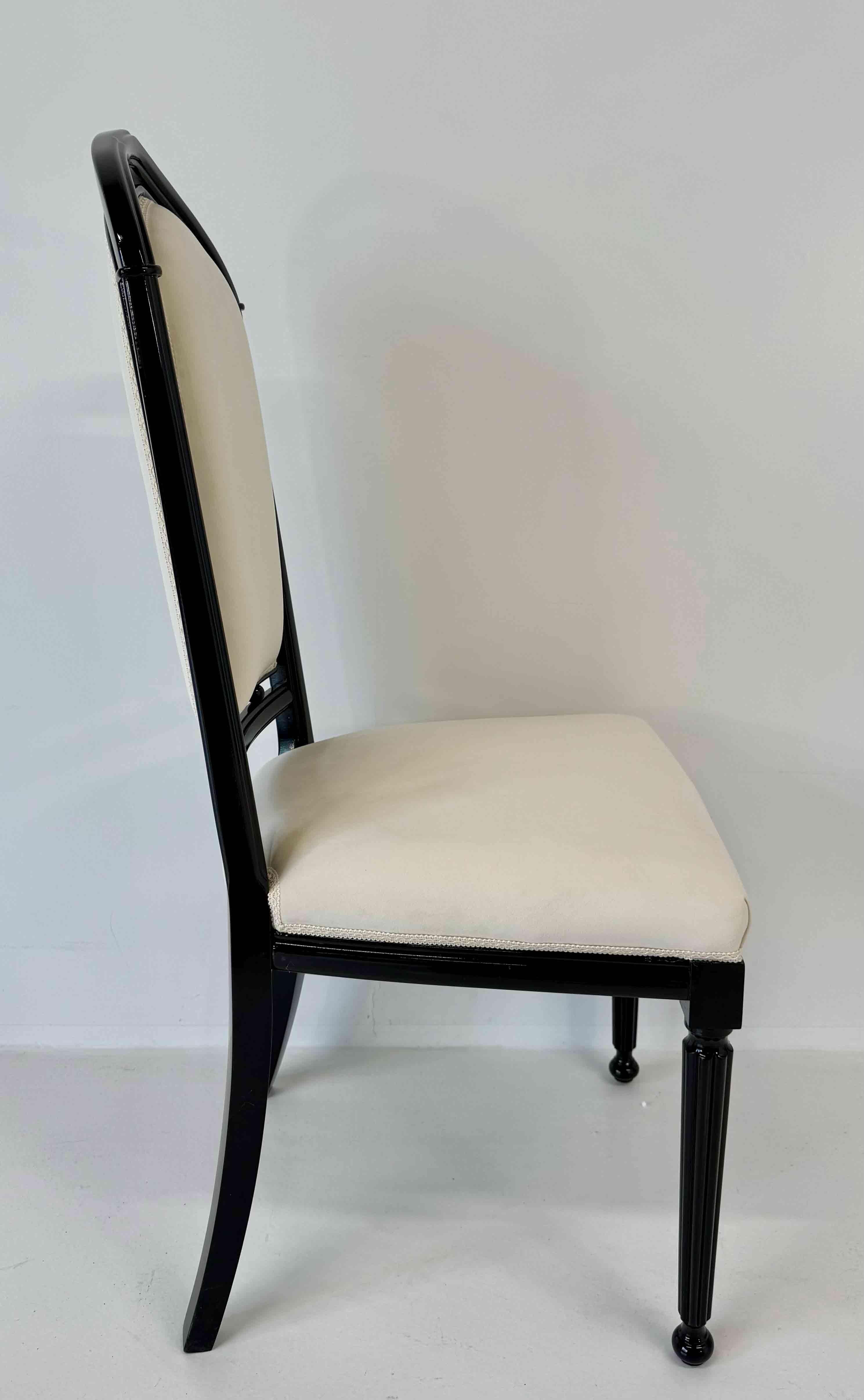Fin du 20e siècle Ensemble de 12 chaises de style Art Déco en velours ivoire et bleu et laqué noir en vente