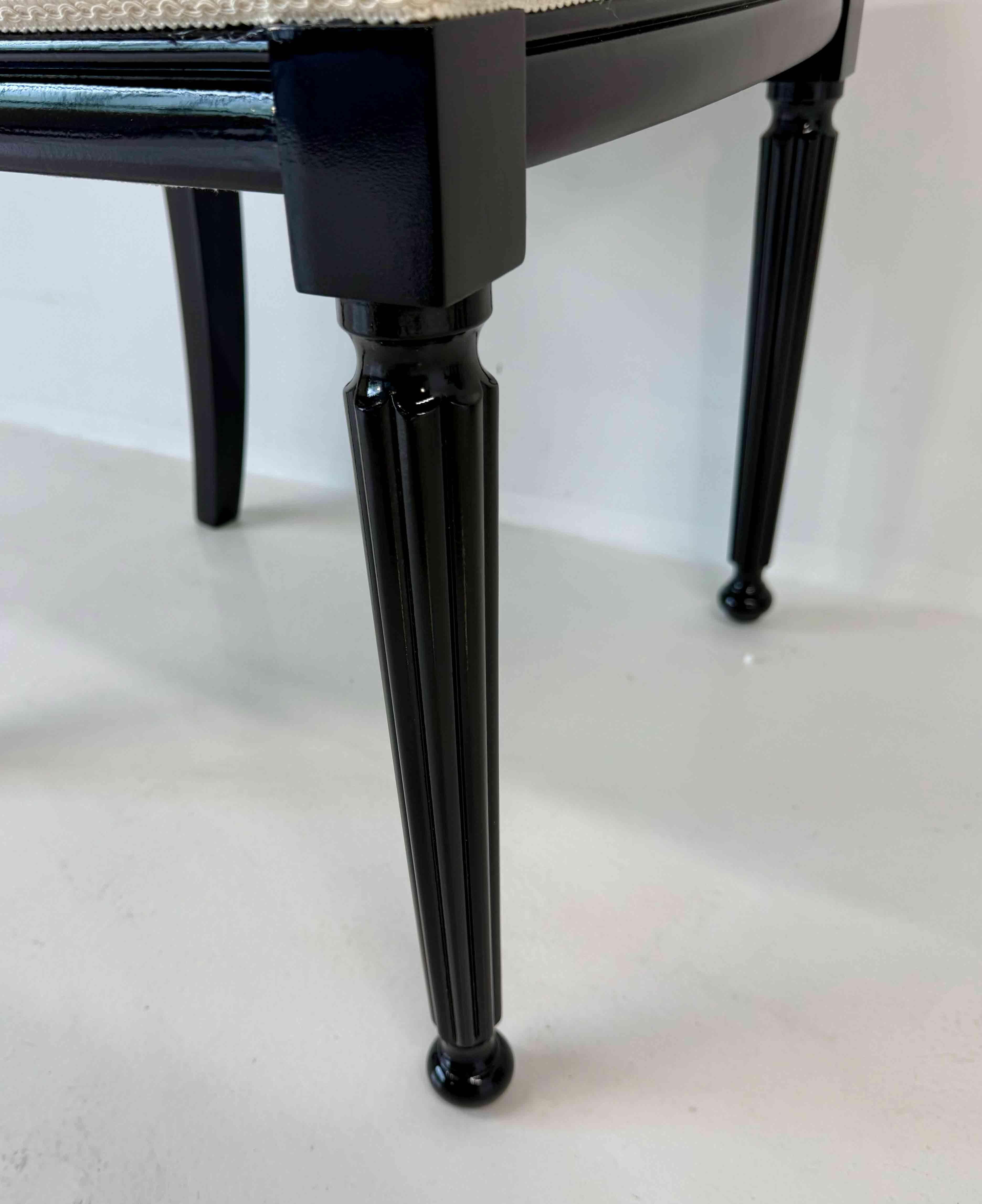 Velours Ensemble de 12 chaises de style Art Déco en velours ivoire et bleu et laqué noir en vente