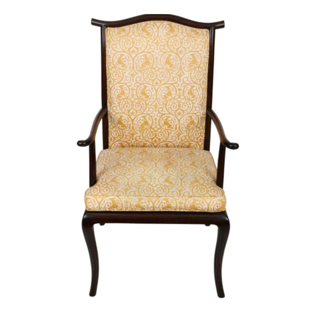 Il s'agit d'un ensemble de 12 chaises de salle à manger vintage d'inspiration asiatique, comprenant 10 chaises d'appoint et 2 fauteuils. Les chaises sont dotées d'un cadre en bois foncé, d'un dossier haut et légèrement incurvé et de pieds cabriole
