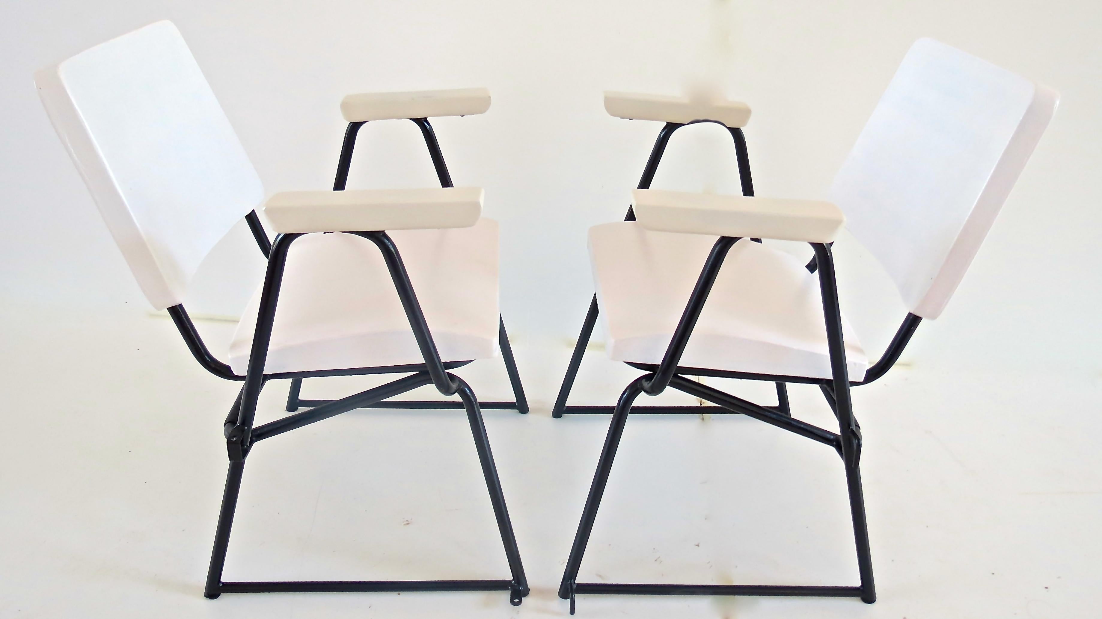 Satz mit 12 Attr. Studio BBPR Sessel mit geschliffenem Holz Torino 1945 (Lackiert) im Angebot