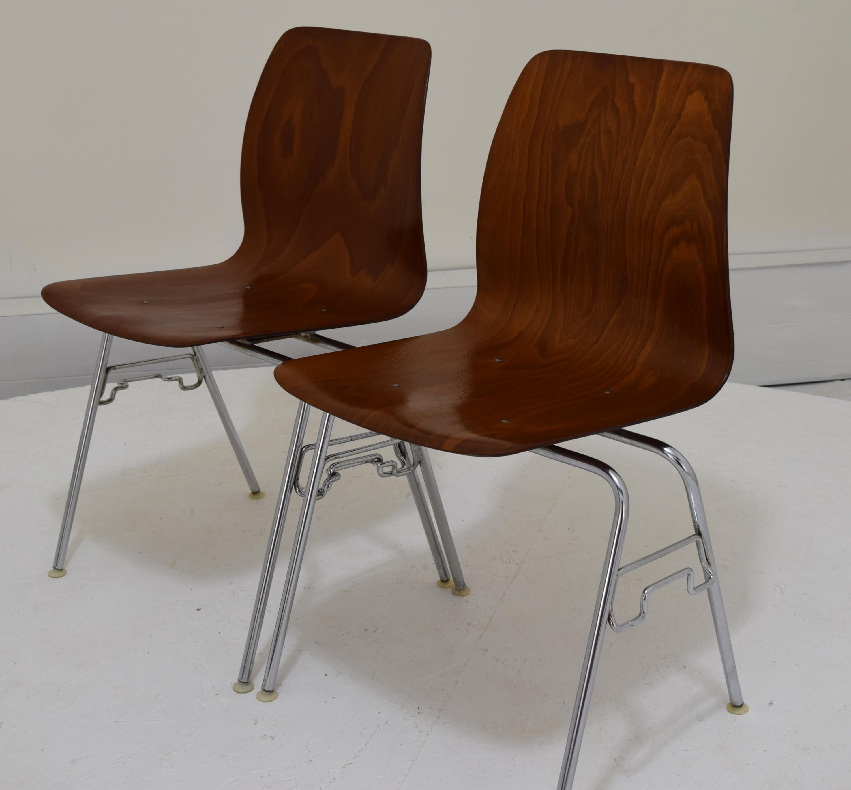 Produites vers la fin des années 1960, début des années 1970, ces chaises sont un modèle peu commun à trouver ici aux États-Unis. Nous avons ce listing pour 12, et un autre listing pour 6 modèles aux tons plus foncés. Les coquilles ont une largeur
