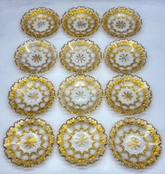 Ensemble de 12 assiettes à dessert Belle Époque en verre taillé et doré, vers 1890-1910