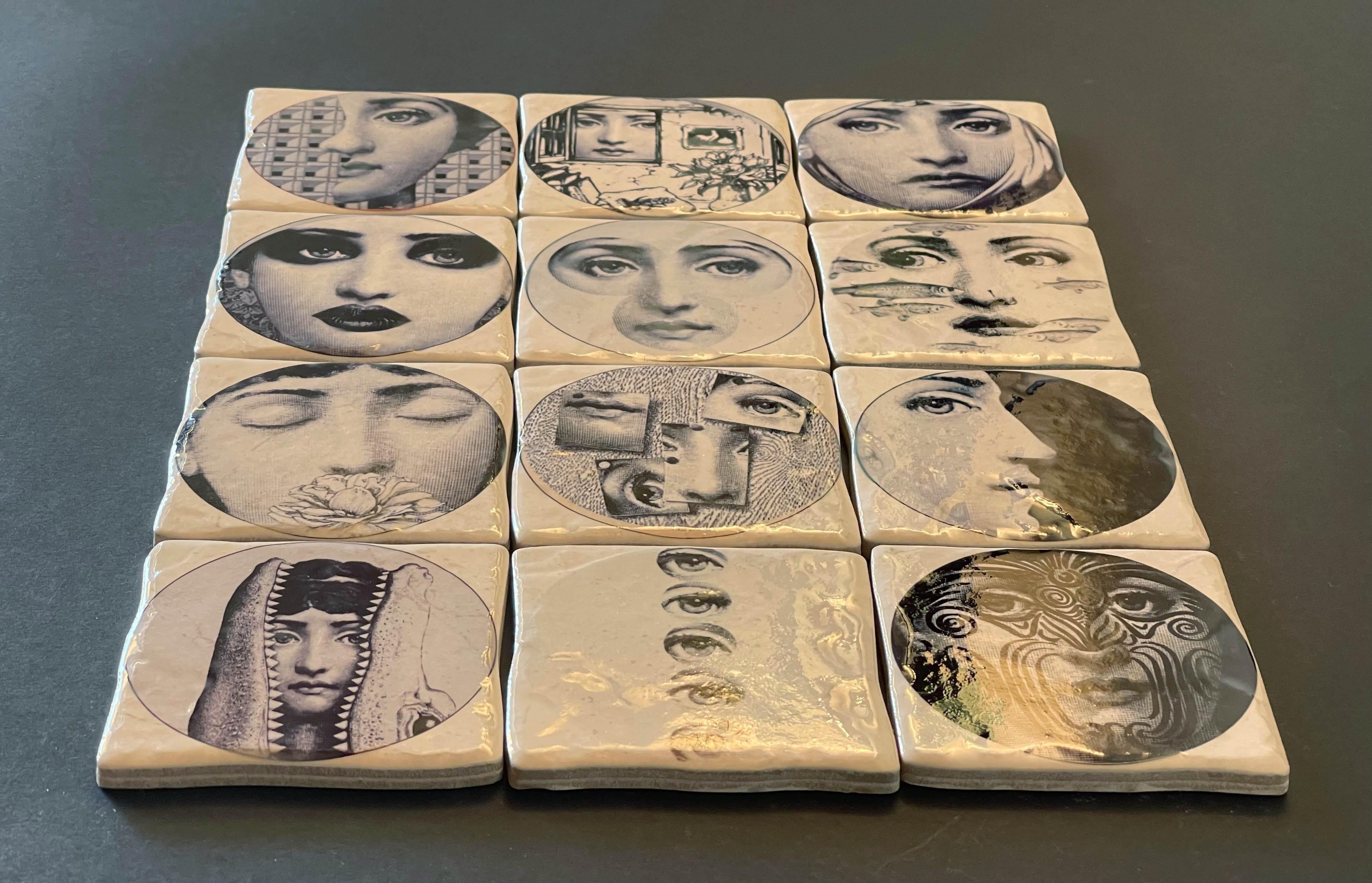 italien Ensemble de 12 carreaux en céramique noire et blanche de Fornasetti