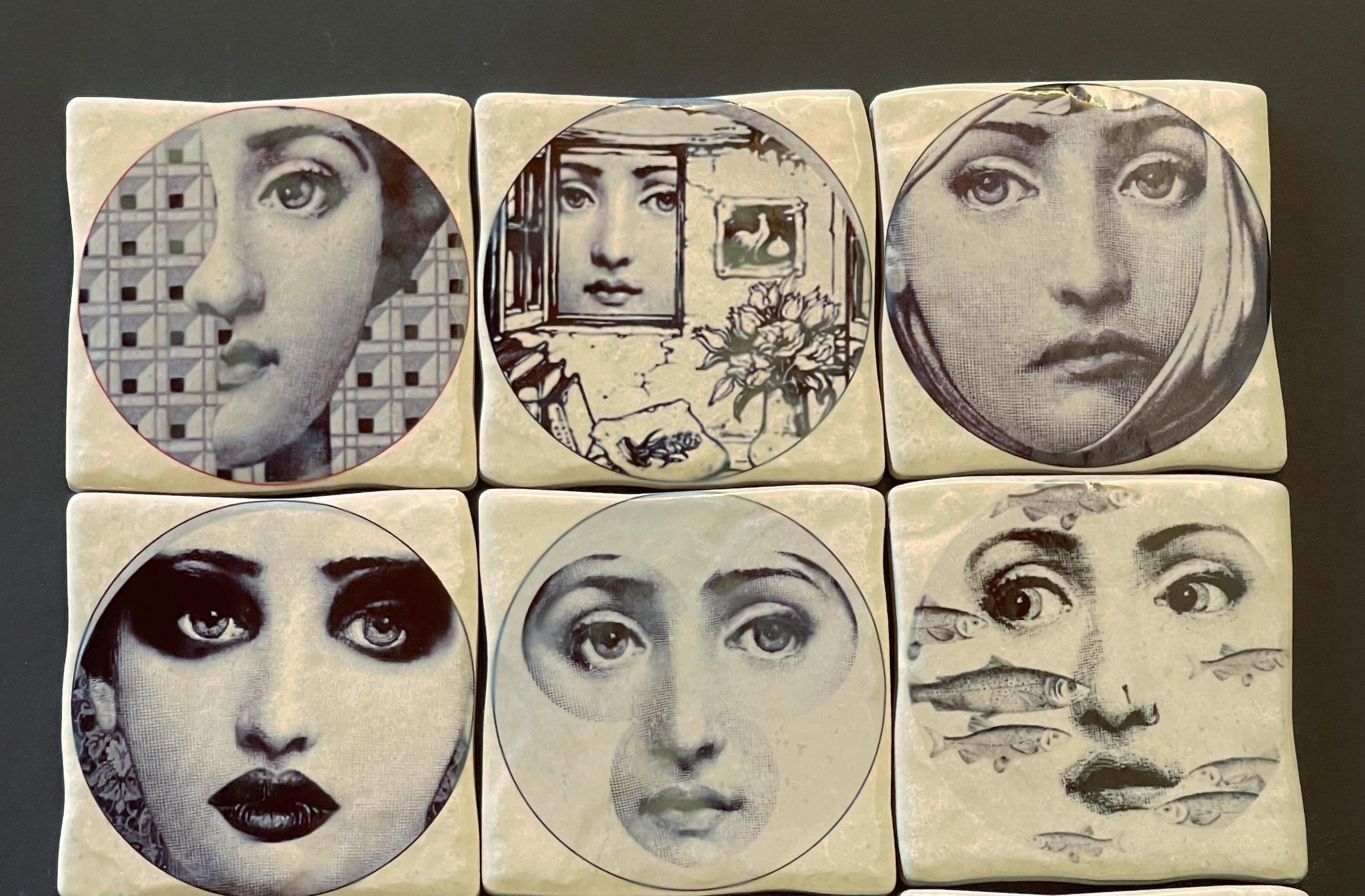 20ième siècle Ensemble de 12 carreaux en céramique noire et blanche de Fornasetti