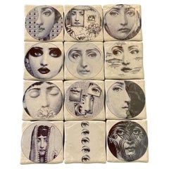 Ensemble de 12 carreaux en céramique noire et blanche de Fornasetti