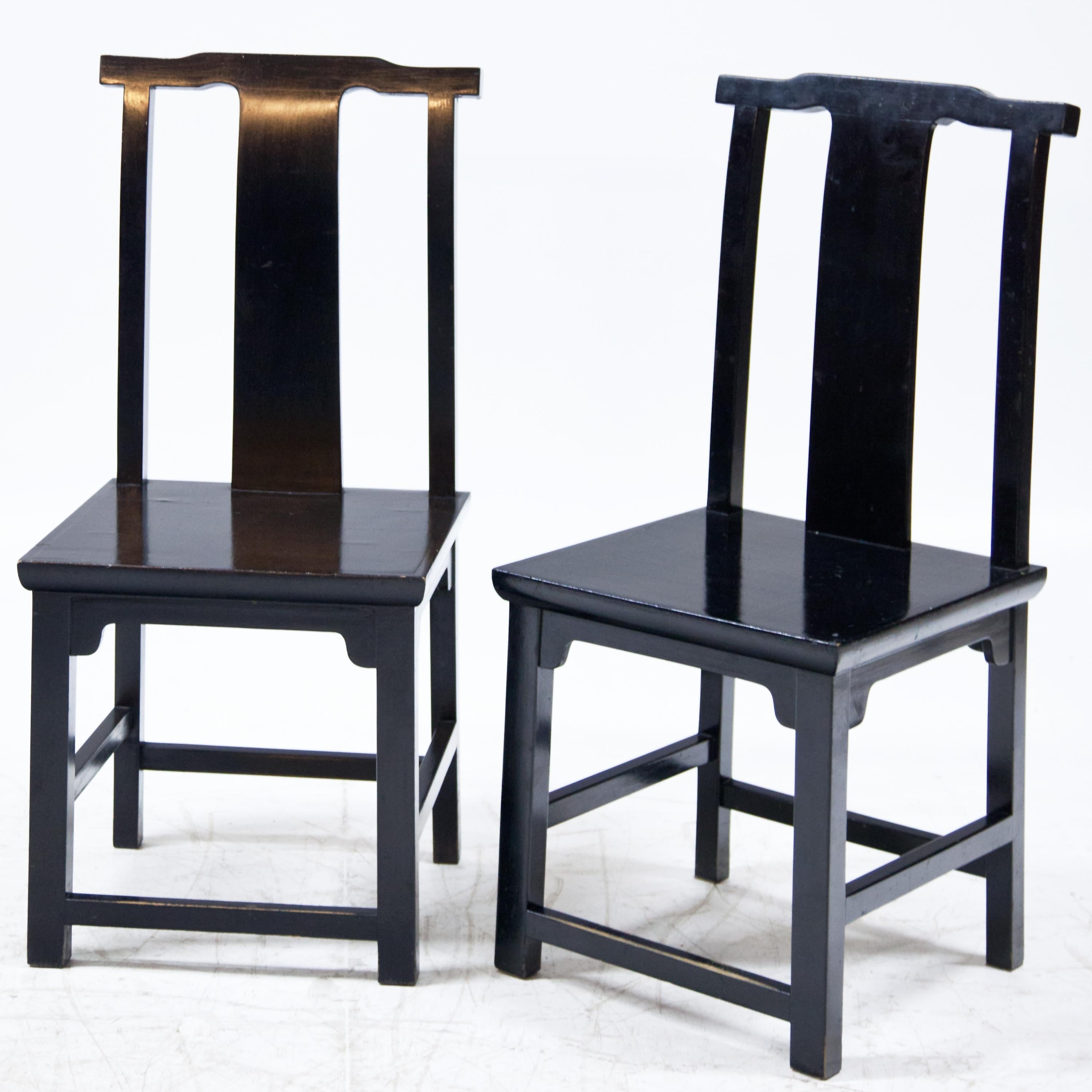 Satz von 12 schwarz lackierten Esszimmerstühlen im japanischen Stil, Italien, 20. Jahrhundert (Moderne) im Angebot