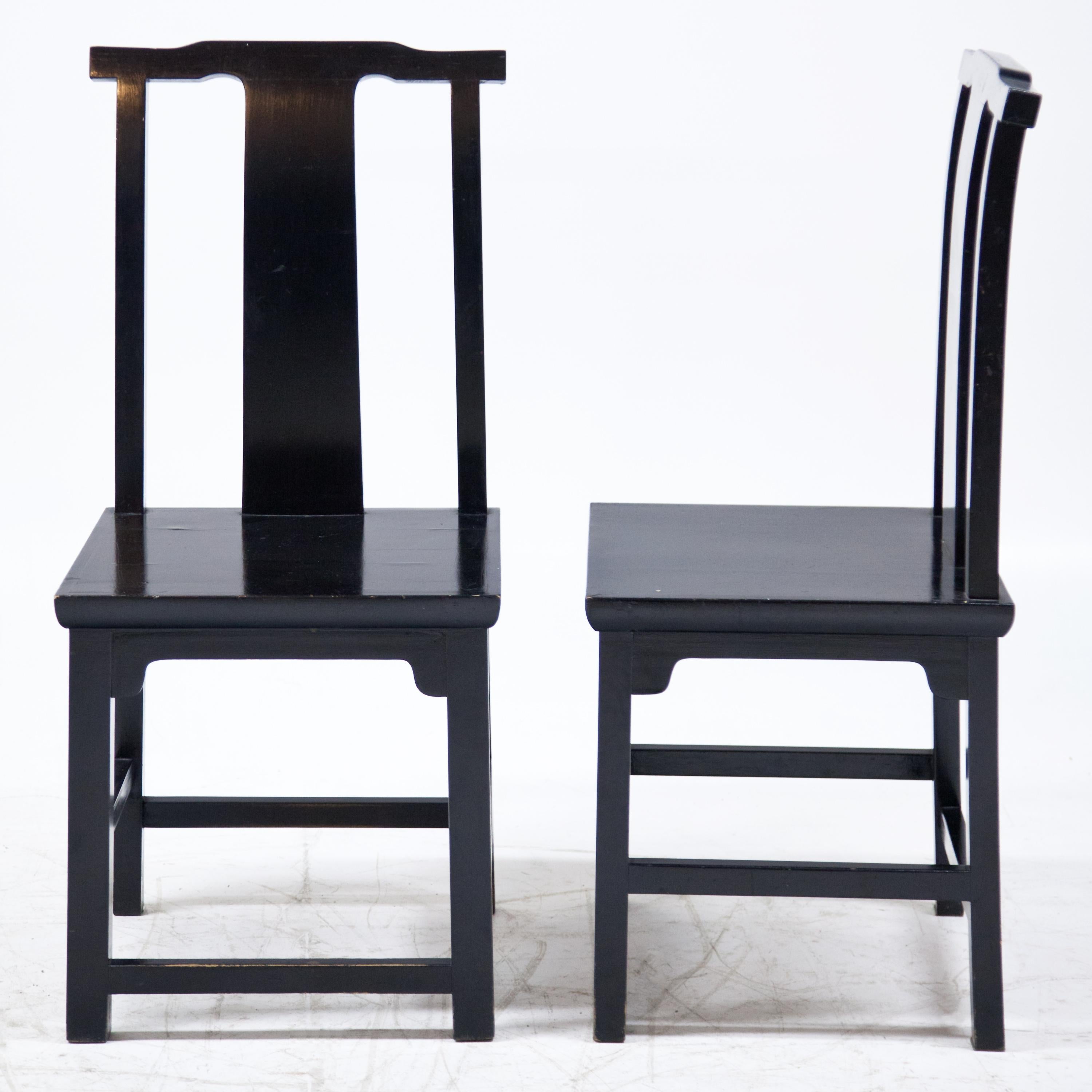 Satz von 12 schwarz lackierten Esszimmerstühlen im japanischen Stil, Italien, 20. Jahrhundert (Italienisch) im Angebot