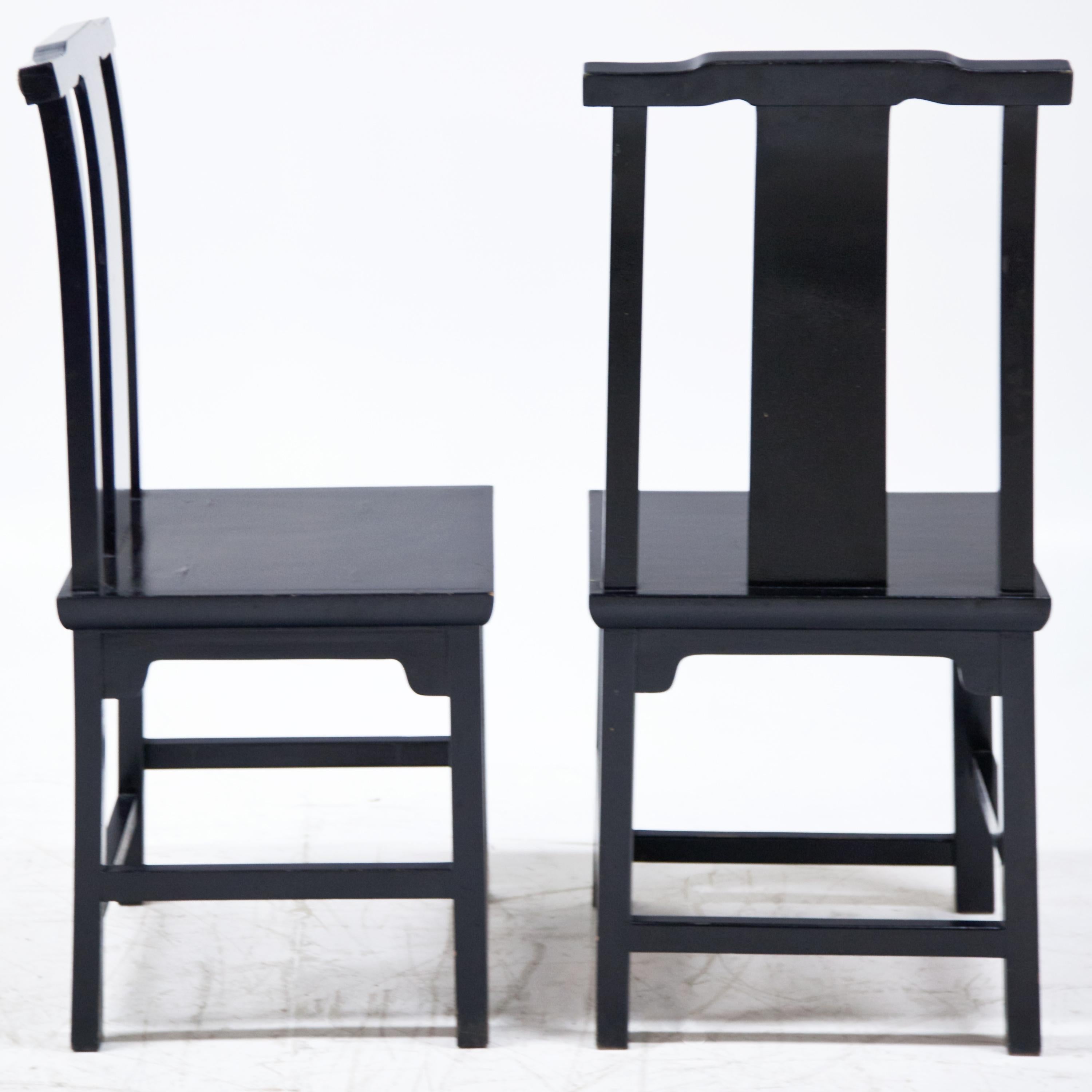 Satz von 12 schwarz lackierten Esszimmerstühlen im japanischen Stil, Italien, 20. Jahrhundert (Lackiert) im Angebot