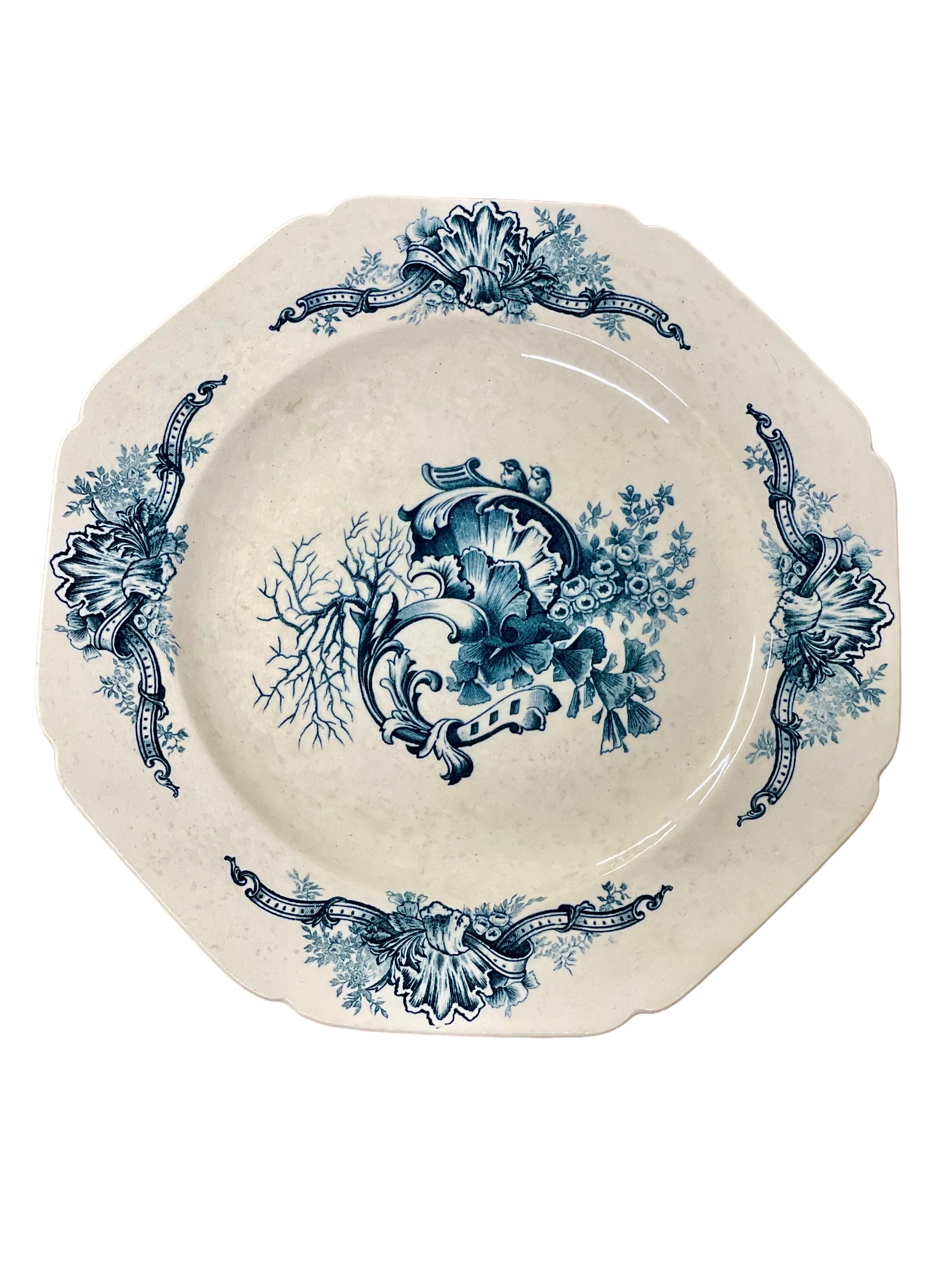 Un delizioso set di 23 piatti da portata in antica pietra francese blu e bianca, realizzati dalla famosa manifattura francese di maioliche Hautin, Boulenger & Company (HB & Cie) di Choisy-le-Roi, nella periferia sud-est di Parigi. Risalente al 1900