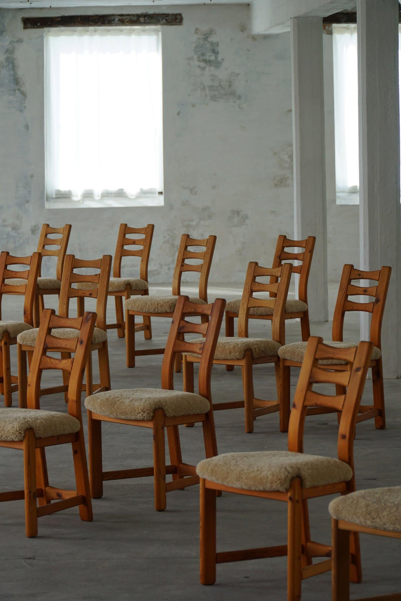Ensemble de 12 chaises brutalistes en pin et laine d'agneau de mouton, danoises modernes, 1970 en vente 4