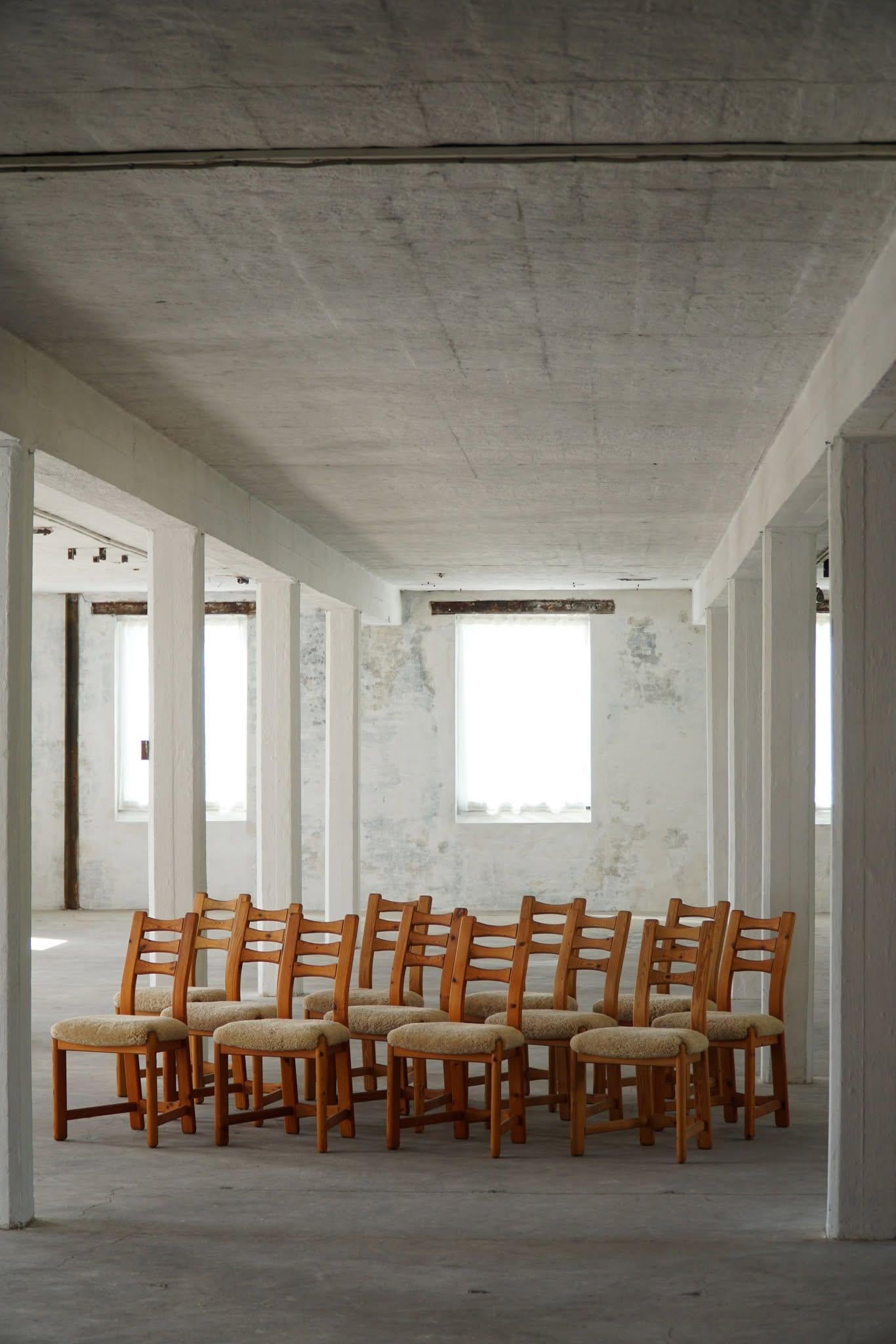Ensemble de 12 chaises brutalistes en pin et laine d'agneau de mouton, danoises modernes, 1970 en vente 5