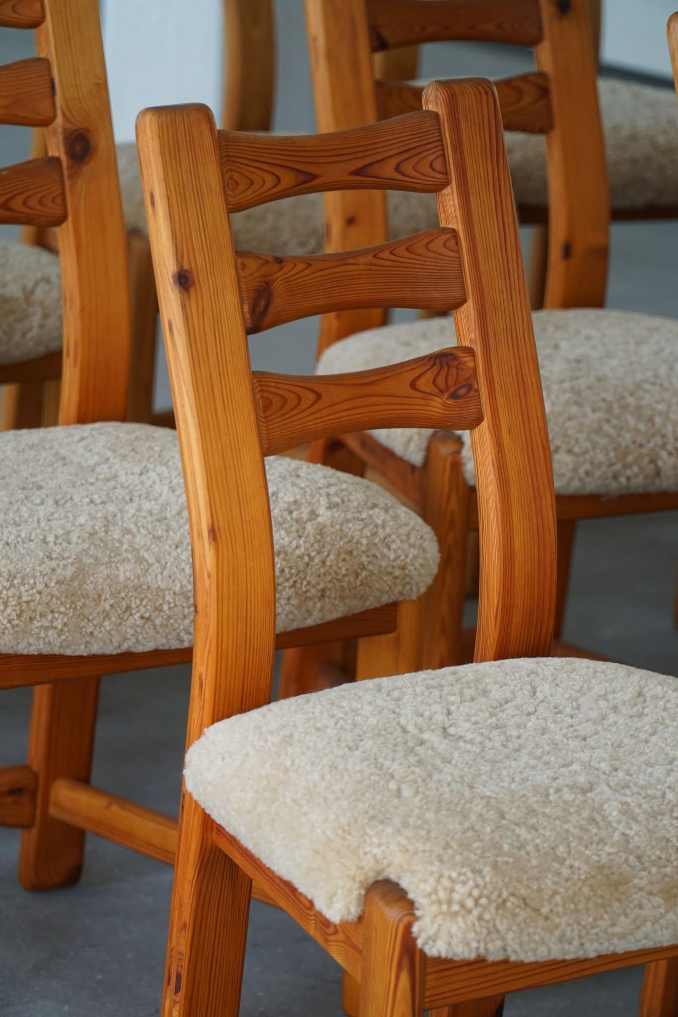 Ensemble de 12 chaises brutalistes en pin et laine d'agneau de mouton, danoises modernes, 1970 en vente 6