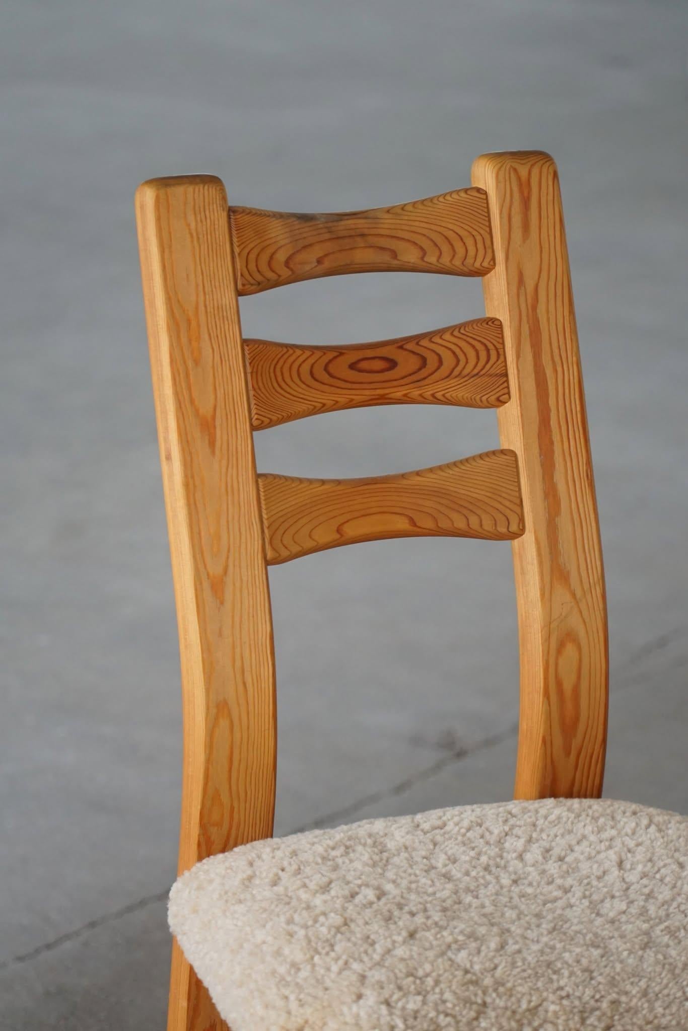 Ensemble de 12 chaises brutalistes en pin et laine d'agneau de mouton, danoises modernes, 1970 en vente 8