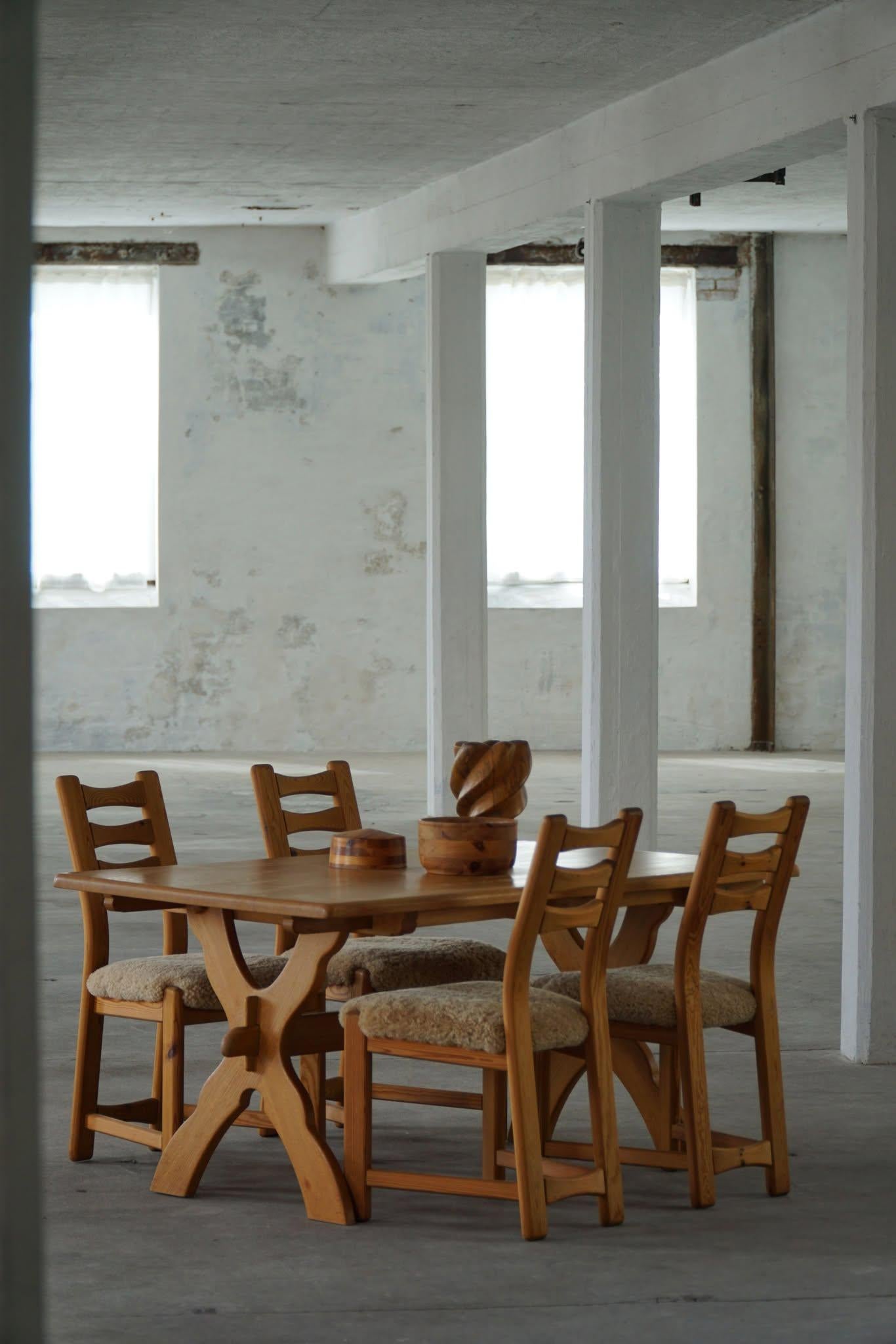 Ensemble de 12 chaises brutalistes en pin et laine d'agneau de mouton, danoises modernes, 1970 en vente 9