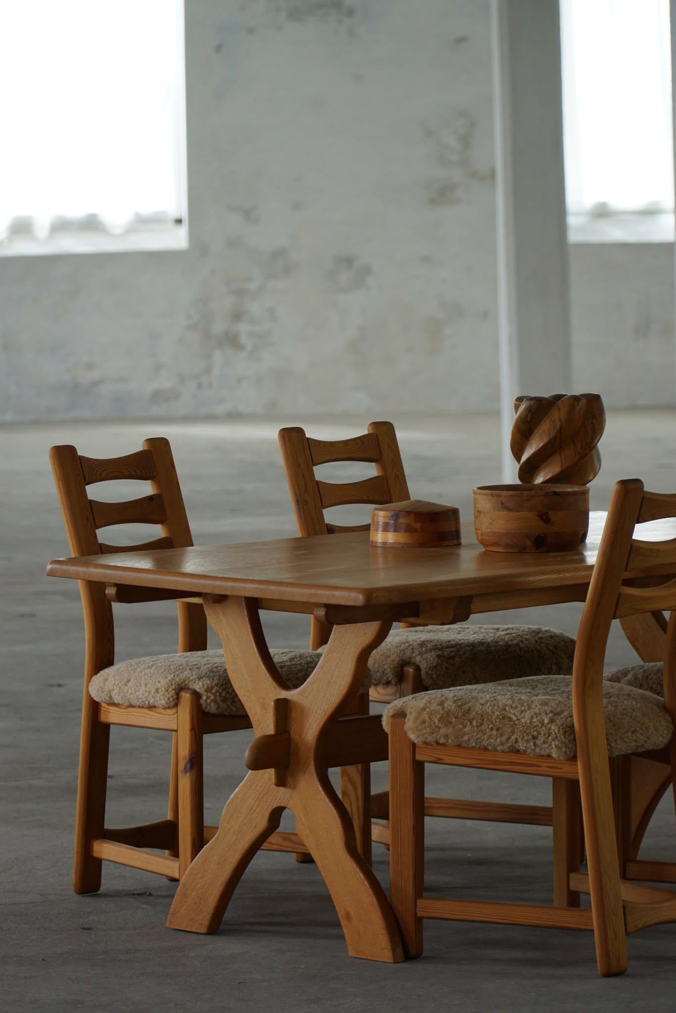 Ensemble de 12 chaises brutalistes en pin et laine d'agneau de mouton, danoises modernes, 1970 en vente 10