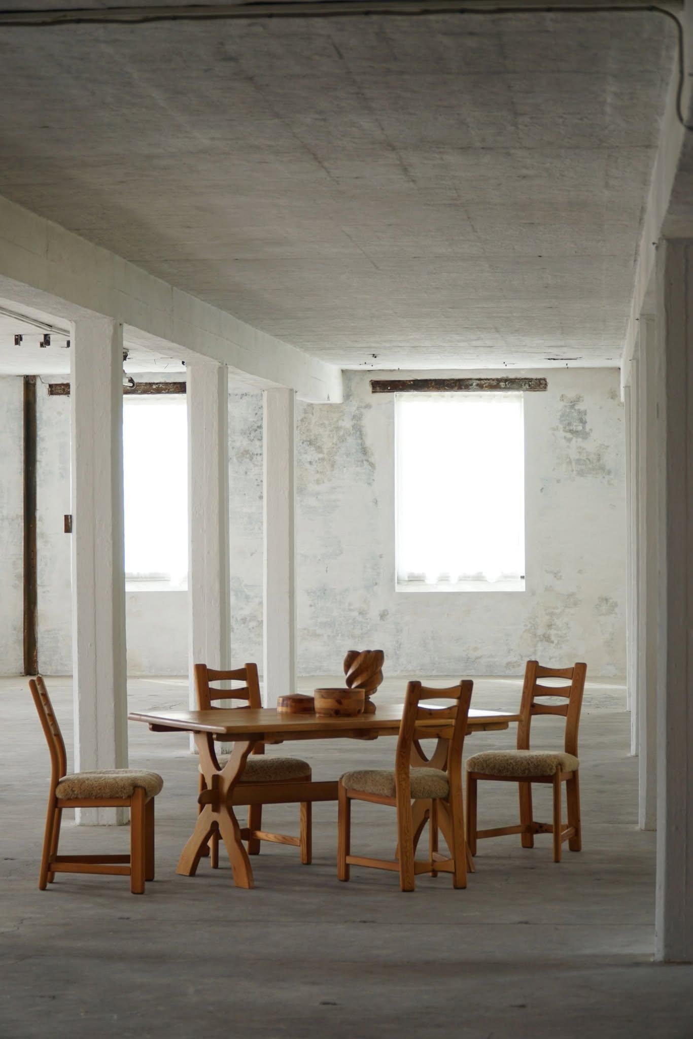 Ensemble de 12 chaises brutalistes en pin et laine d'agneau de mouton, danoises modernes, 1970 en vente 11